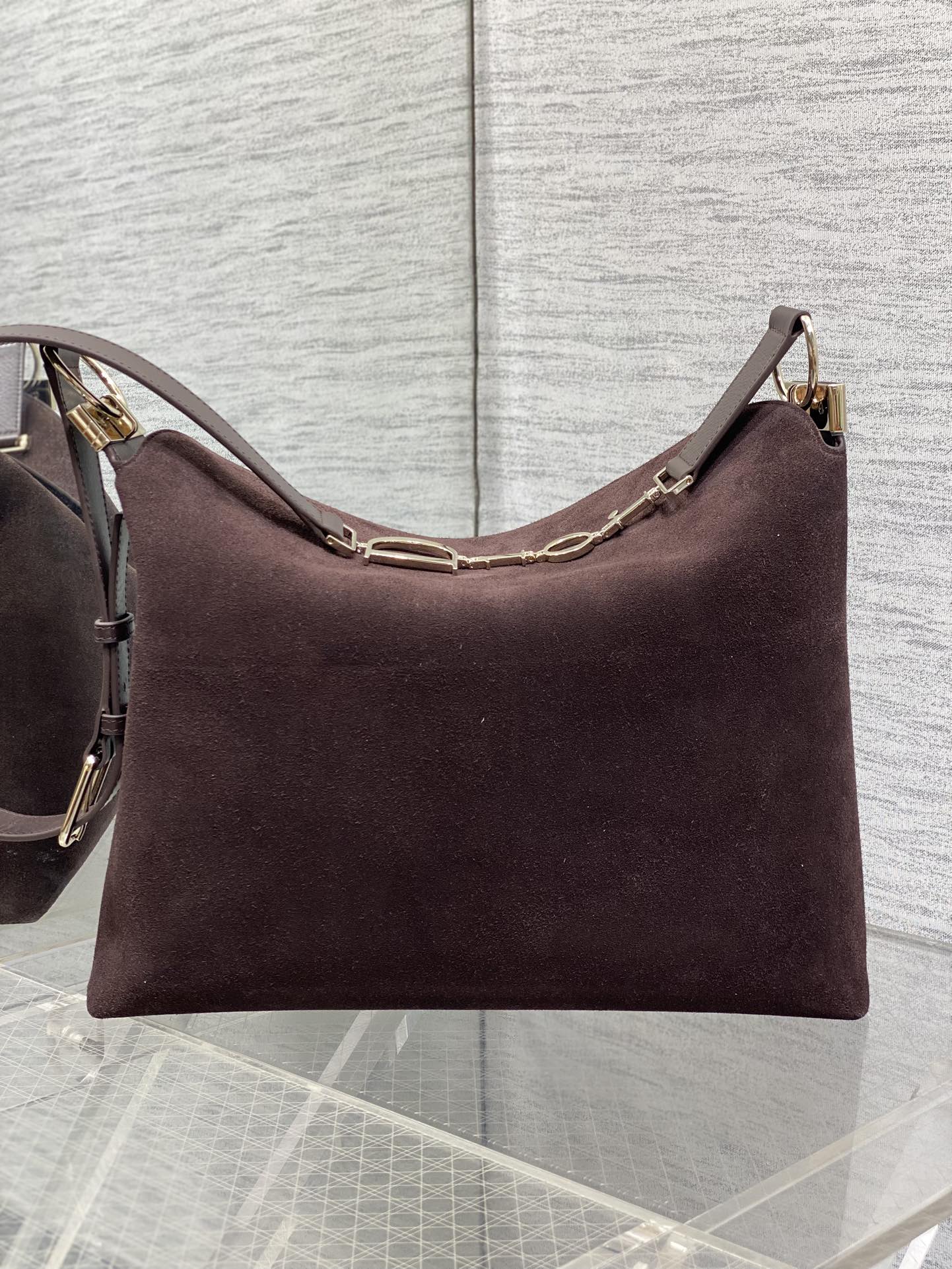 中号浅金现货‼️Dior2026春夏新款Chrustian这款Hobo包采用咖绒拼皮，触感柔软，春季氛围