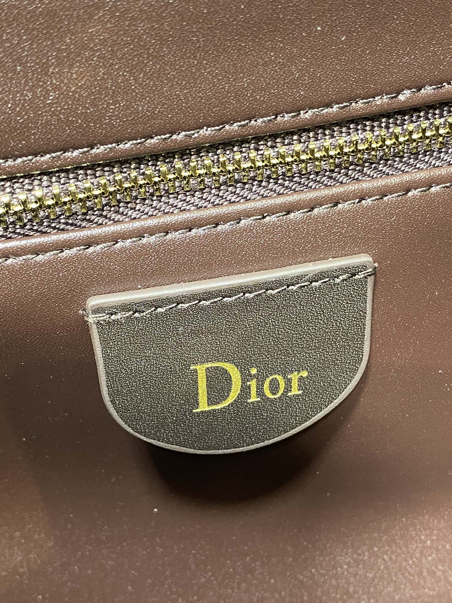 中号浅金现货‼️Dior2026春夏新款Chrustian这款Hobo包采用咖绒拼皮，触感柔软，春季氛围