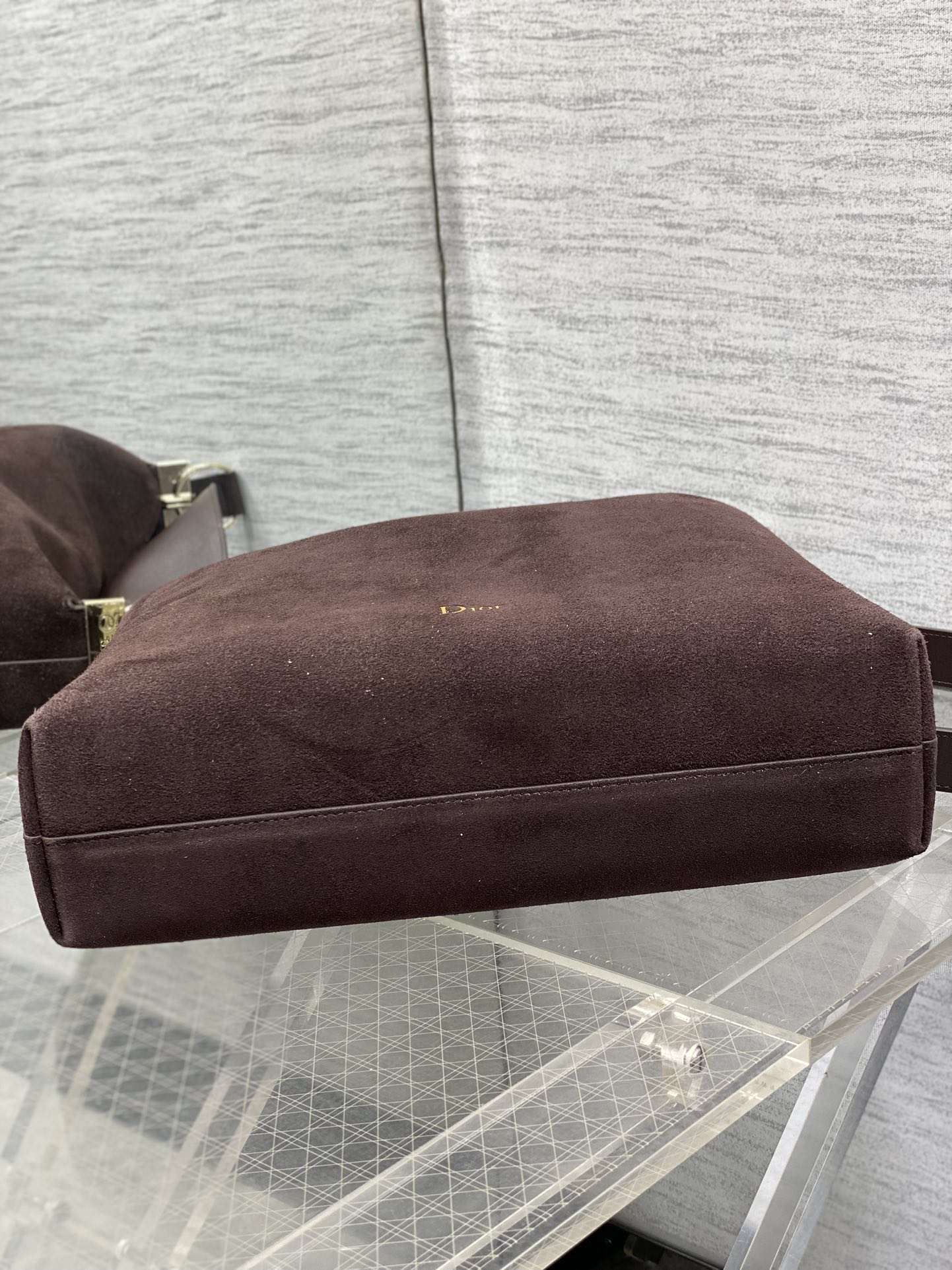 中号浅金现货‼️Dior2026春夏新款Chrustian这款Hobo包采用咖绒拼皮，触感柔软，春季氛围