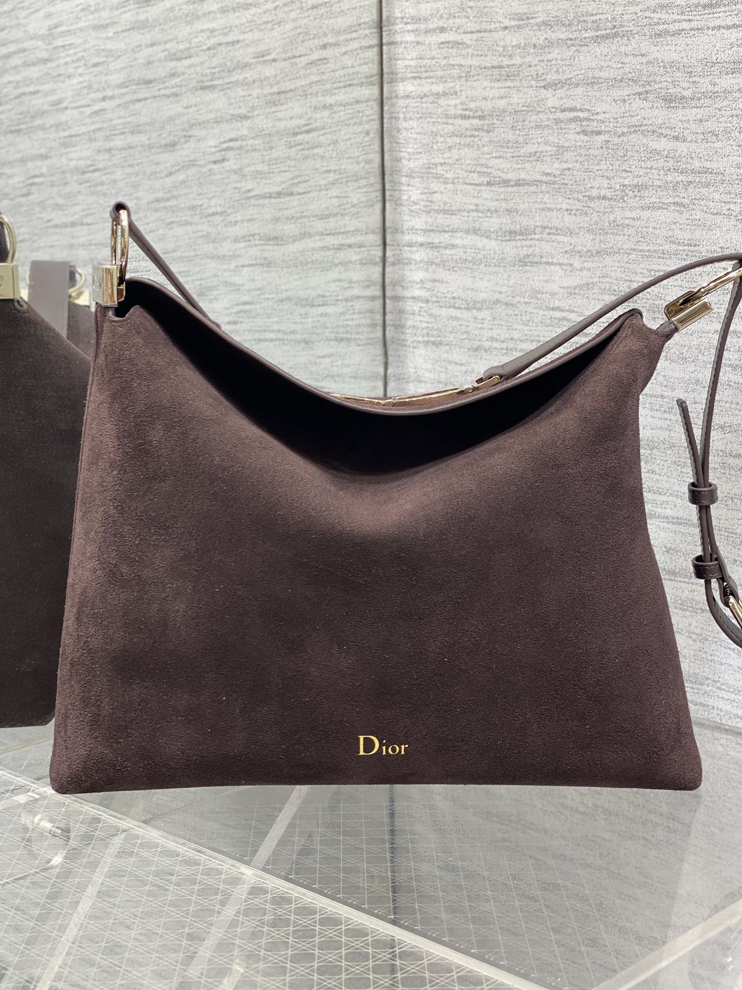 中号浅金现货‼️Dior2026春夏新款Chrustian这款Hobo包采用咖绒拼皮，触感柔软，春季氛围