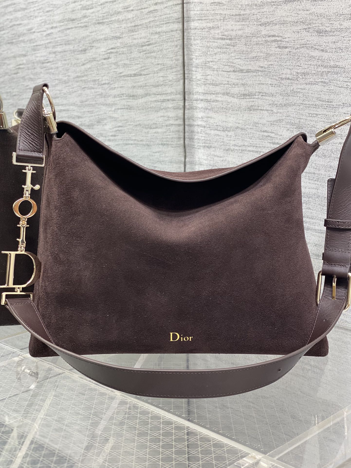 中号浅金现货‼️Dior2026春夏新款Chrustian这款Hobo包采用咖绒拼皮，触感柔软，春季氛围