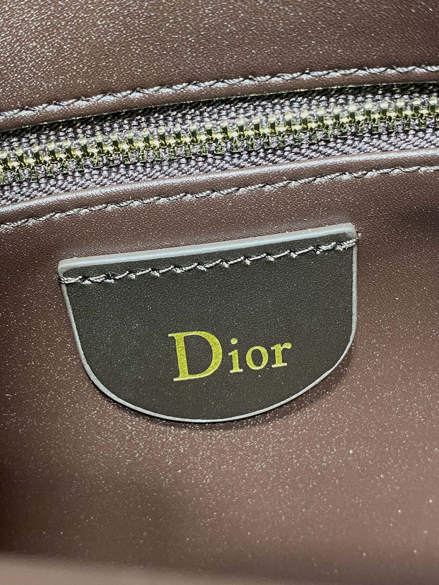小号浅金现货‼️Dior2026春夏新款Chrustian这款Hobo包采用咖绒拼皮，触感柔软，春季氛围