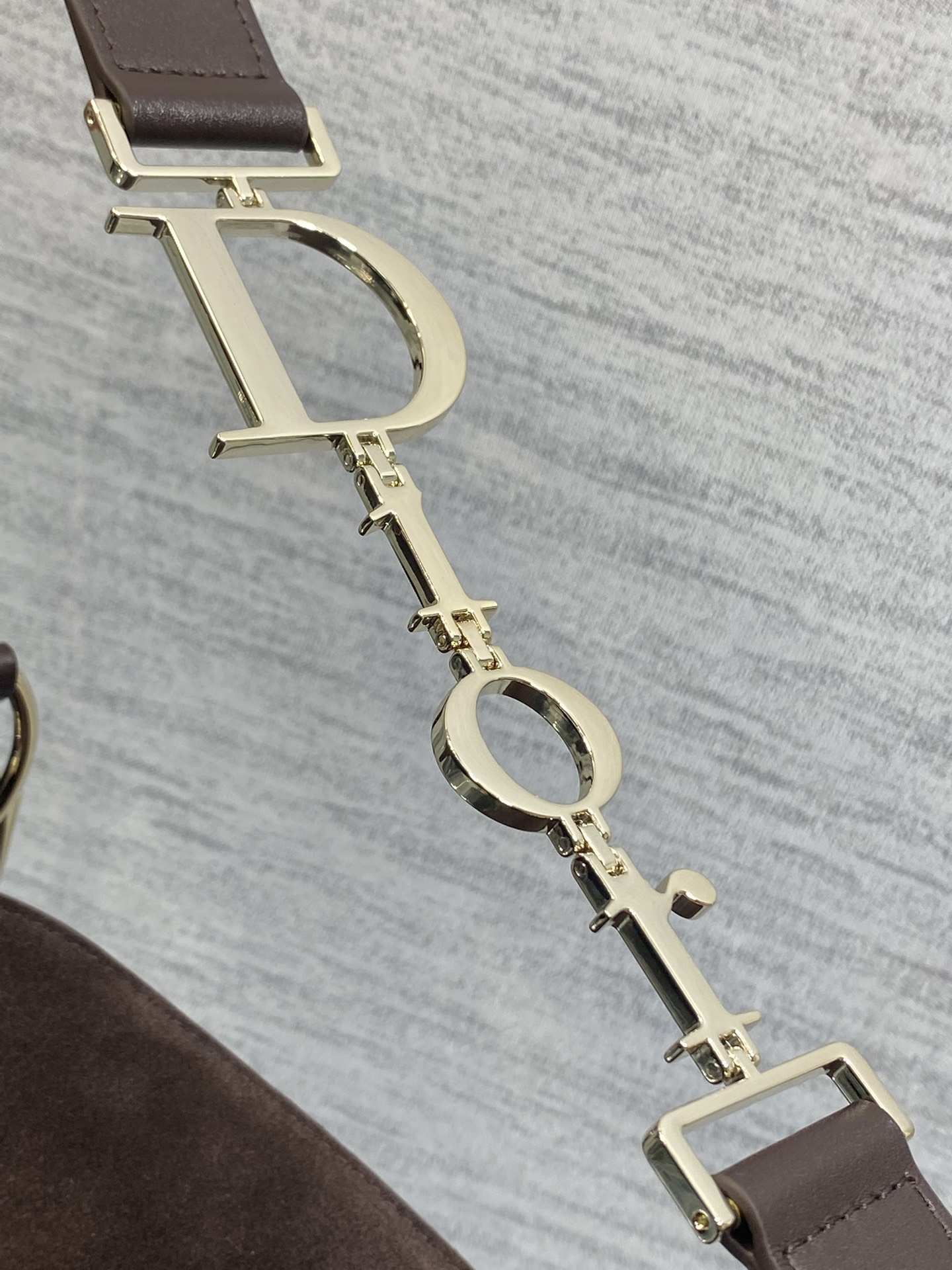 小号浅金现货‼️Dior2026春夏新款Chrustian这款Hobo包采用咖绒拼皮，触感柔软，春季氛围