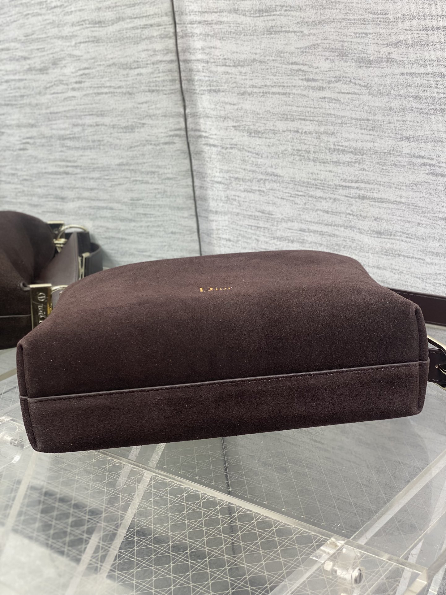 小号浅金现货‼️Dior2026春夏新款Chrustian这款Hobo包采用咖绒拼皮，触感柔软，春季氛围