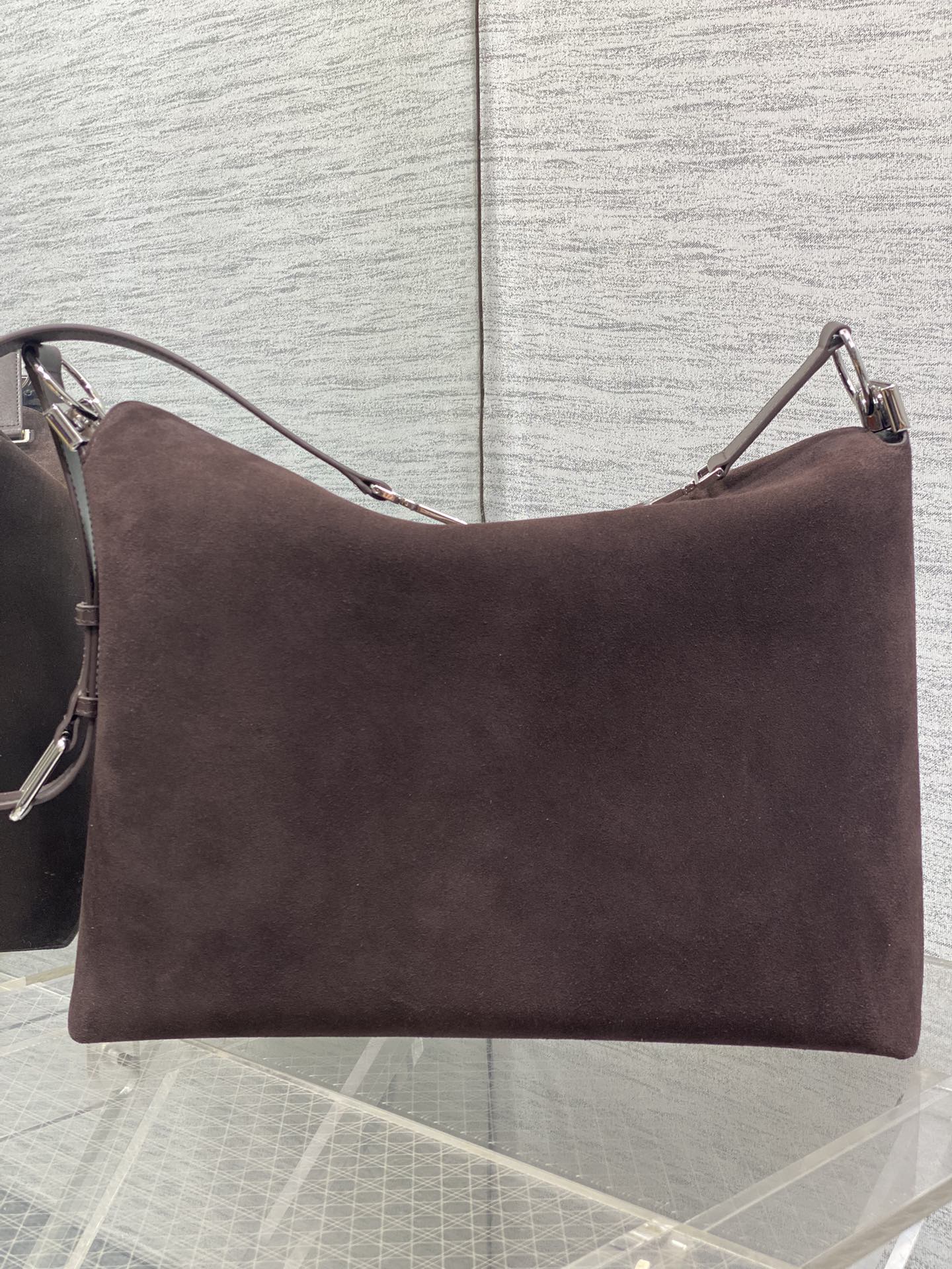 大号银扣现货‼️Dior2026春夏新款Chrustian这款Hobo包采用咖绒拼皮，触感柔软，春季氛围