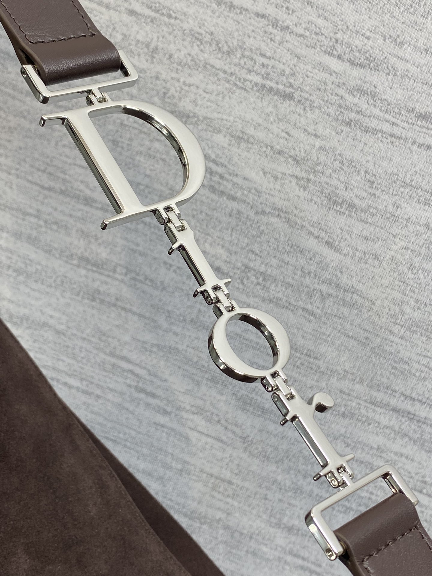 大号银扣现货‼️Dior2026春夏新款Chrustian这款Hobo包采用咖绒拼皮，触感柔软，春季氛围