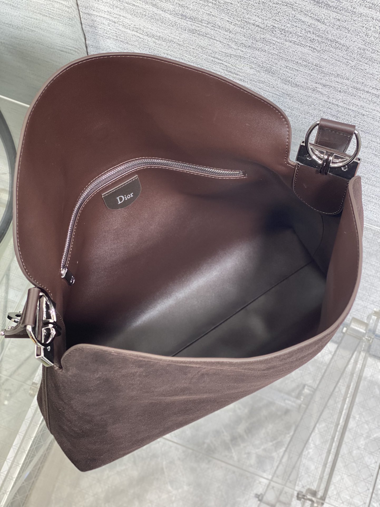 大号银扣现货‼️Dior2026春夏新款Chrustian这款Hobo包采用咖绒拼皮，触感柔软，春季氛围