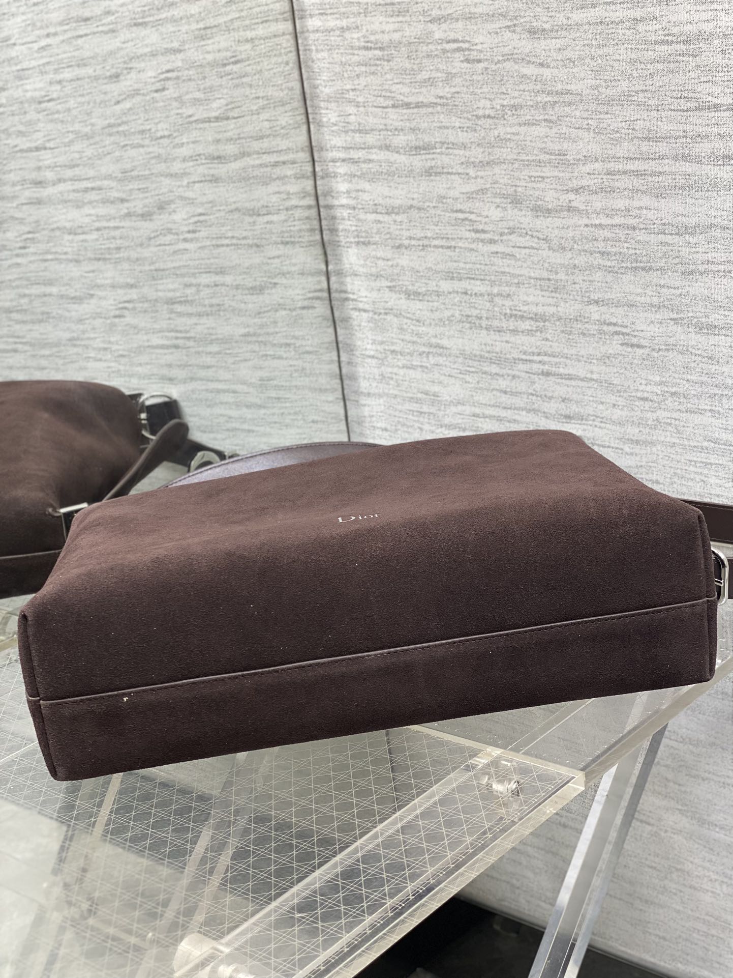 大号银扣现货‼️Dior2026春夏新款Chrustian这款Hobo包采用咖绒拼皮，触感柔软，春季氛围