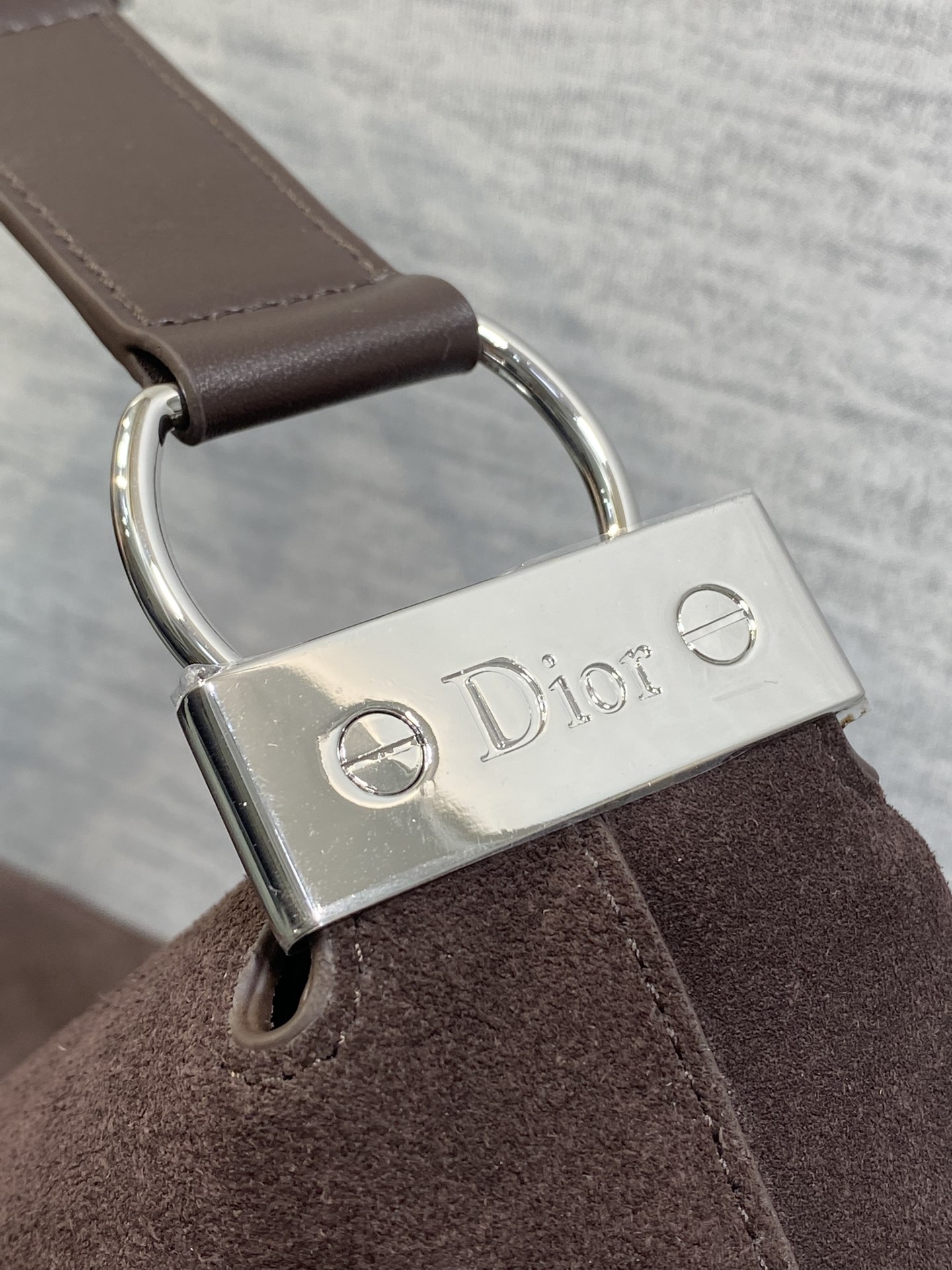 大号银扣现货‼️Dior2026春夏新款Chrustian这款Hobo包采用咖绒拼皮，触感柔软，春季氛围
