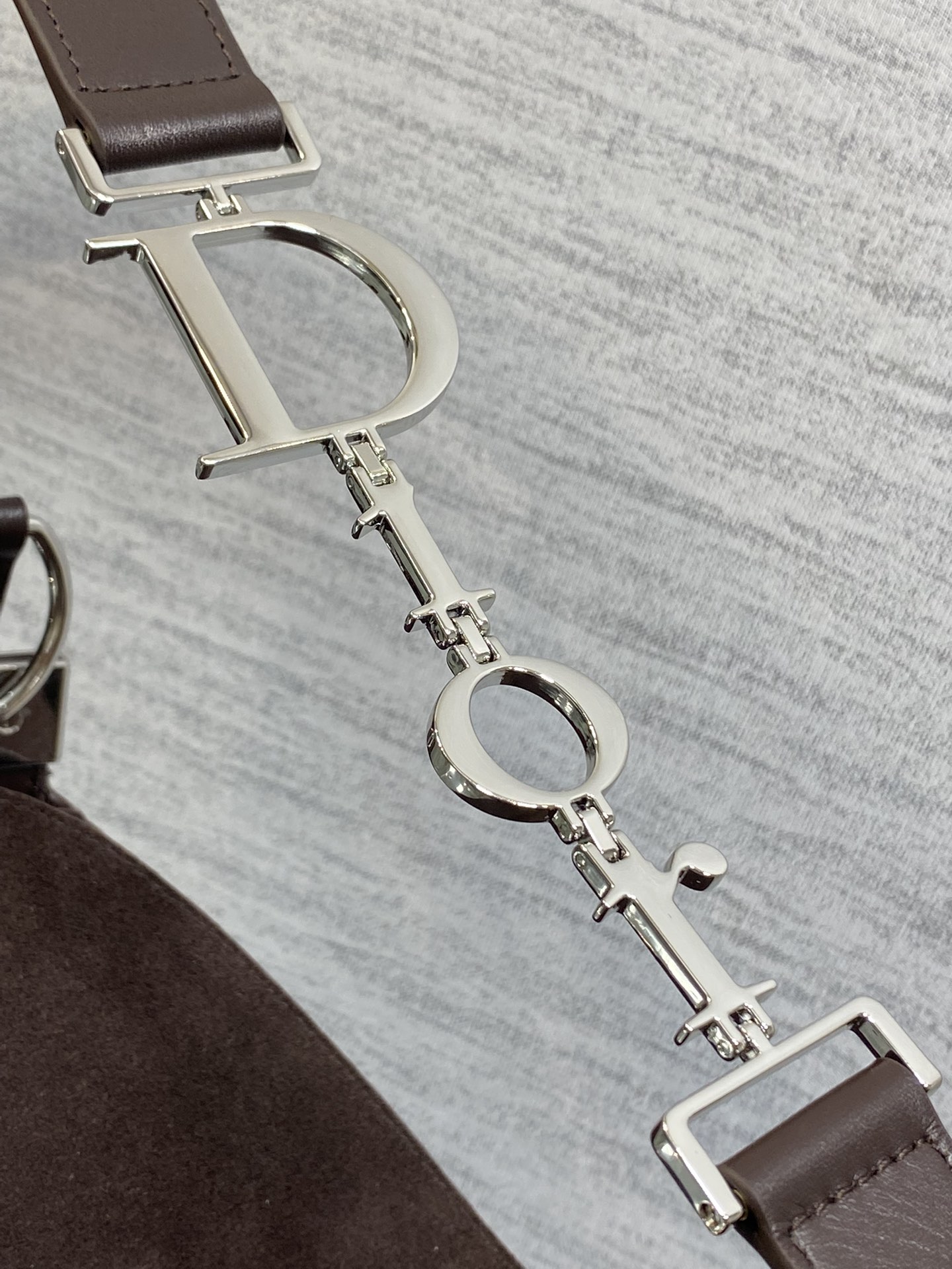 中号银扣现货‼️Dior2026春夏新款Chrustian这款Hobo包采用咖绒拼皮，触感柔软，春季氛围