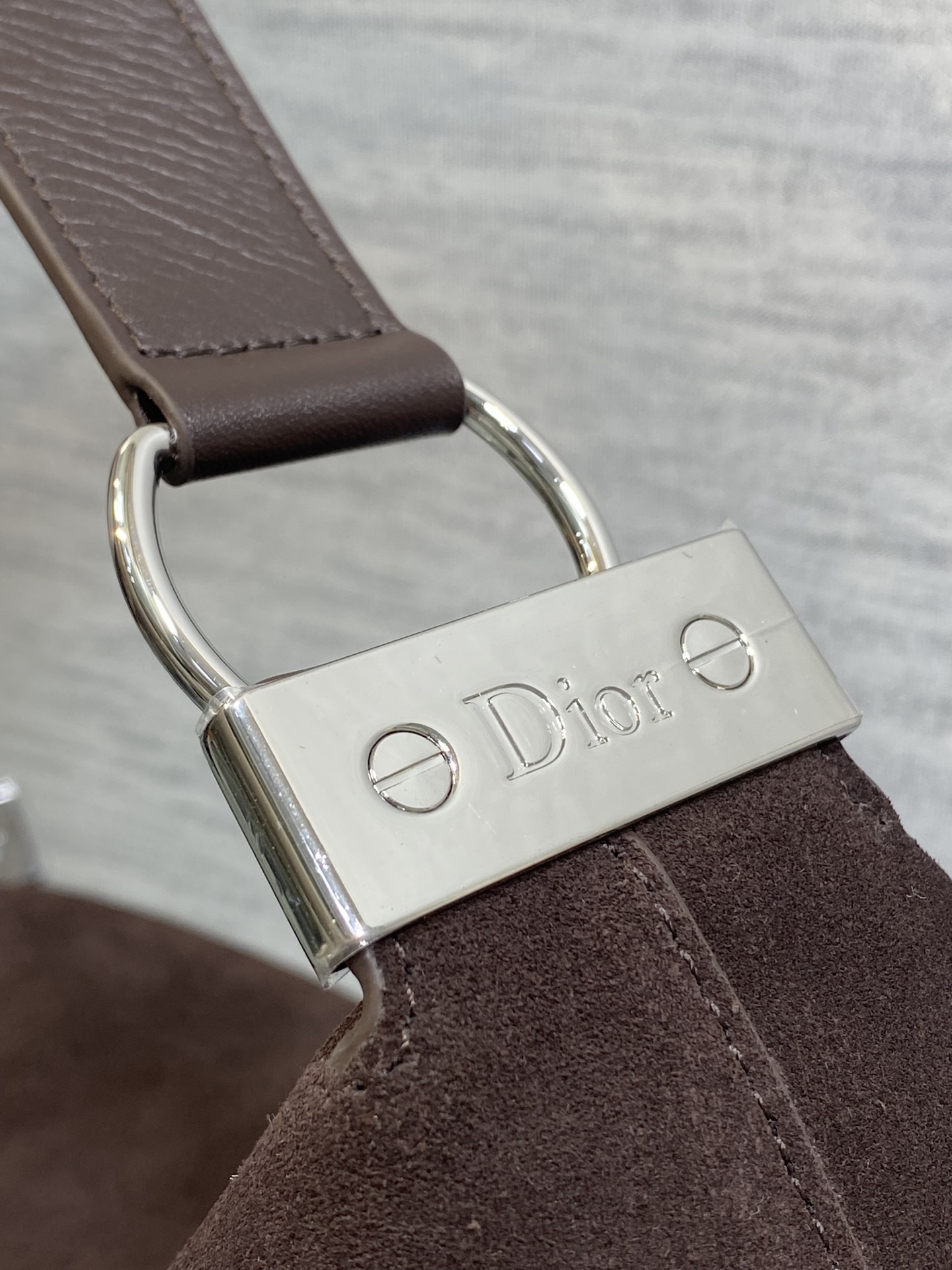 中号银扣现货‼️Dior2026春夏新款Chrustian这款Hobo包采用咖绒拼皮，触感柔软，春季氛围