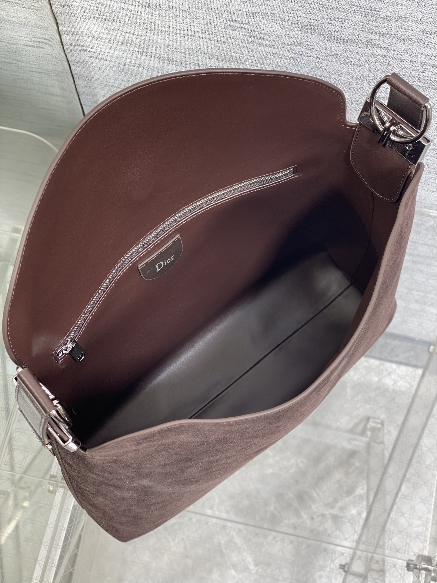 中号银扣现货‼️Dior2026春夏新款Chrustian这款Hobo包采用咖绒拼皮，触感柔软，春季氛围