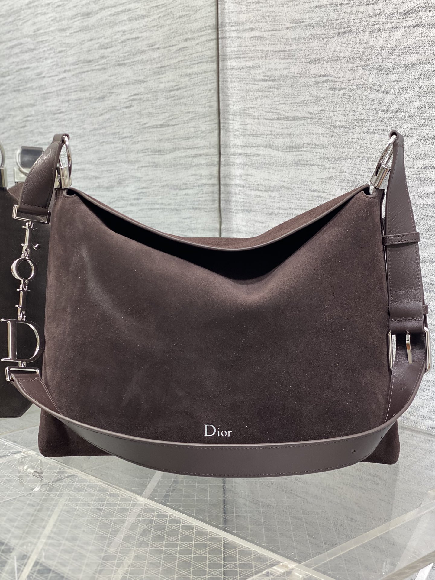 中号银扣现货‼️Dior2026春夏新款Chrustian这款Hobo包采用咖绒拼皮，触感柔软，春季氛围