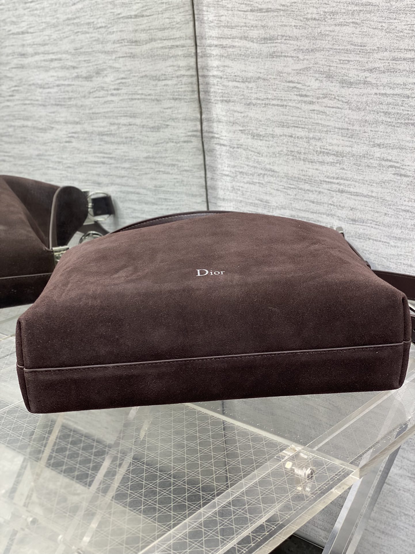 中号银扣现货‼️Dior2026春夏新款Chrustian这款Hobo包采用咖绒拼皮，触感柔软，春季氛围