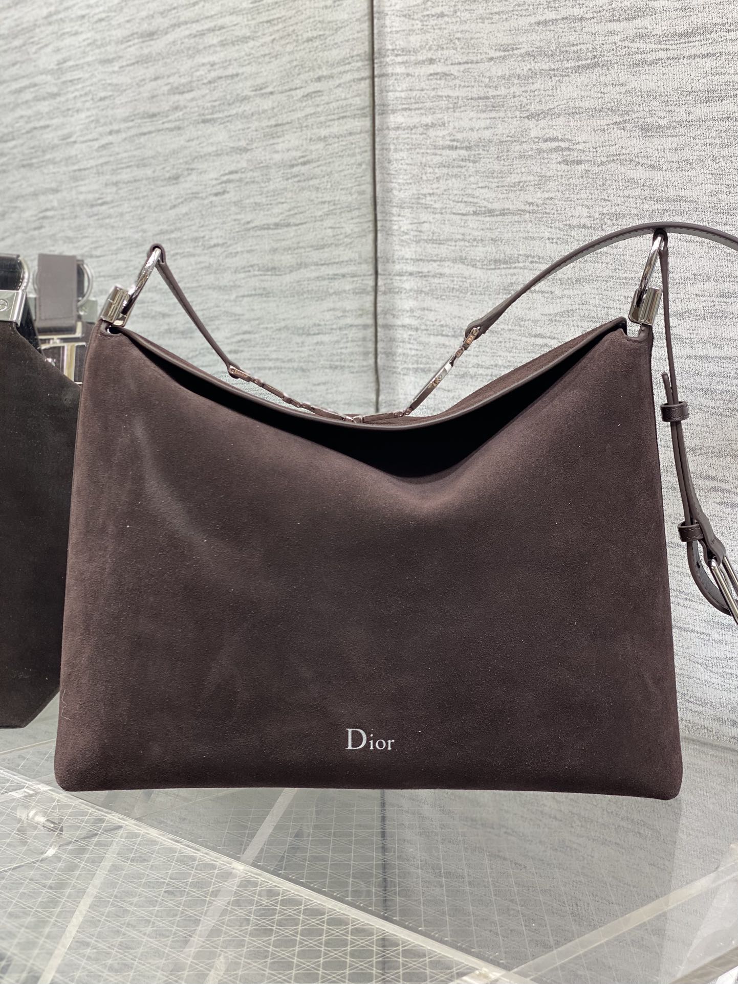 中号银扣现货‼️Dior2026春夏新款Chrustian这款Hobo包采用咖绒拼皮，触感柔软，春季氛围