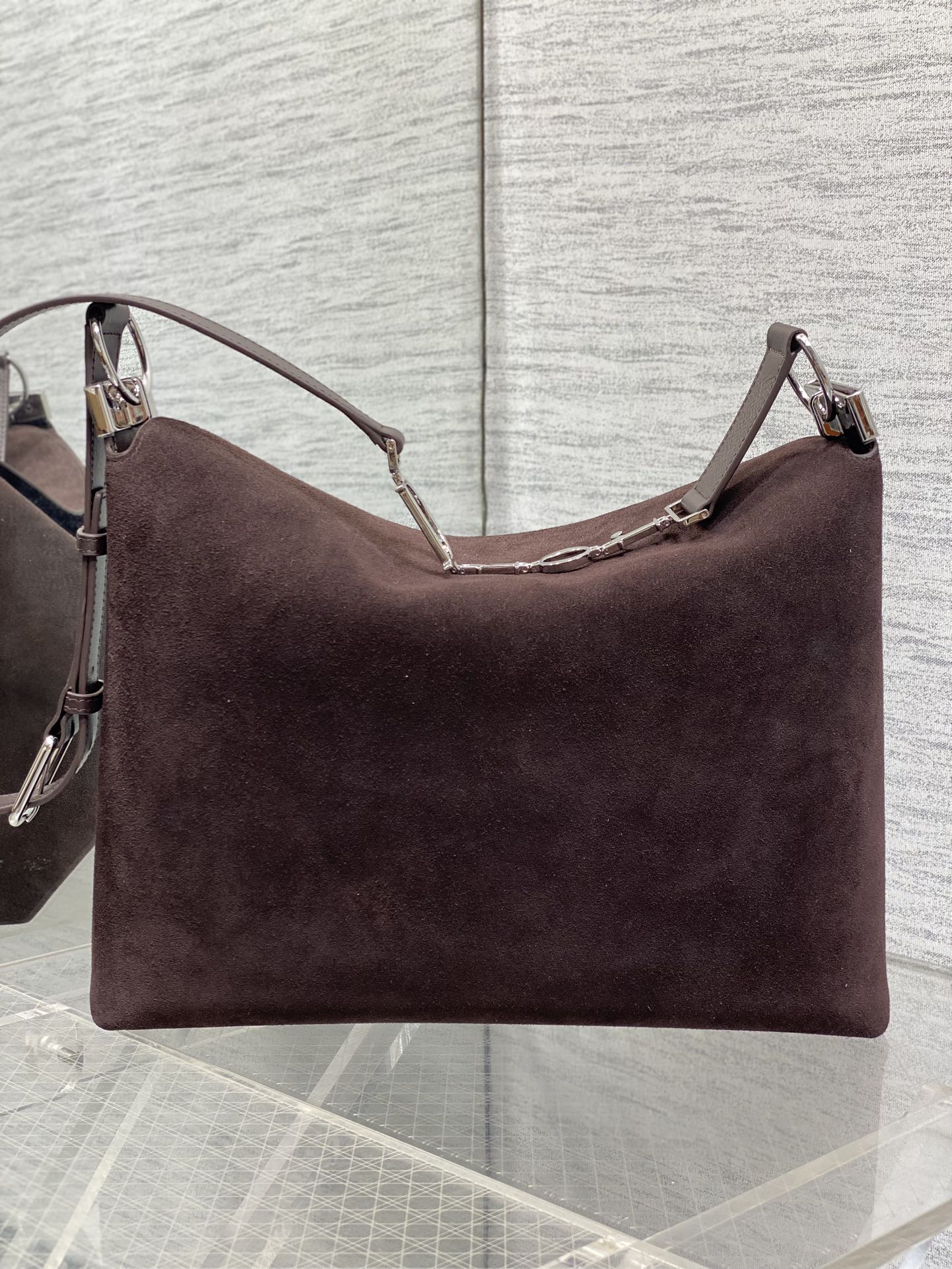 中号银扣现货‼️Dior2026春夏新款Chrustian这款Hobo包采用咖绒拼皮，触感柔软，春季氛围