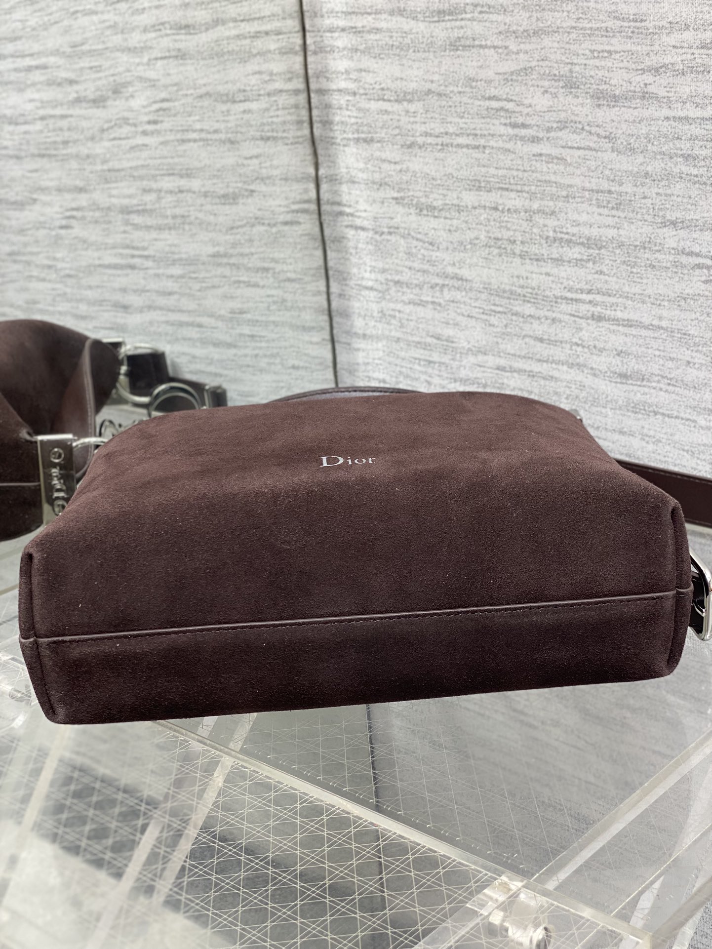 小号银扣现货‼️Dior2026春夏新款Chrustian这款Hobo包采用咖绒拼皮，触感柔软，春季氛围