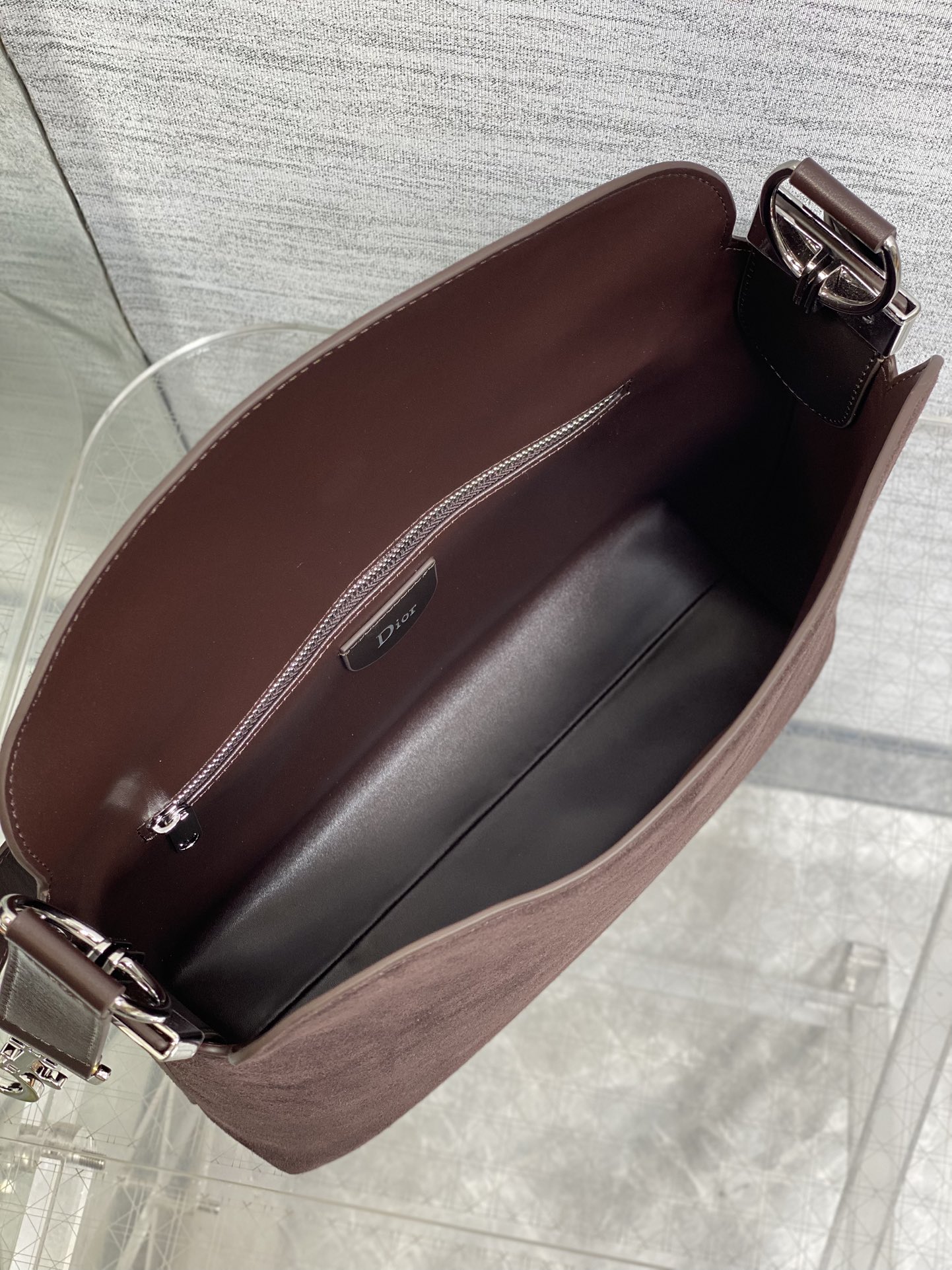 小号银扣现货‼️Dior2026春夏新款Chrustian这款Hobo包采用咖绒拼皮，触感柔软，春季氛围