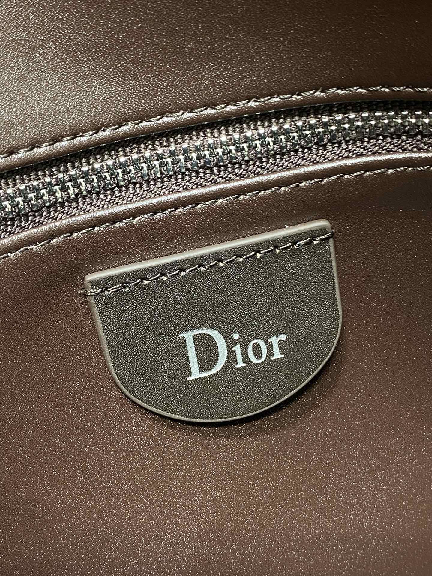 小号银扣现货‼️Dior2026春夏新款Chrustian这款Hobo包采用咖绒拼皮，触感柔软，春季氛围