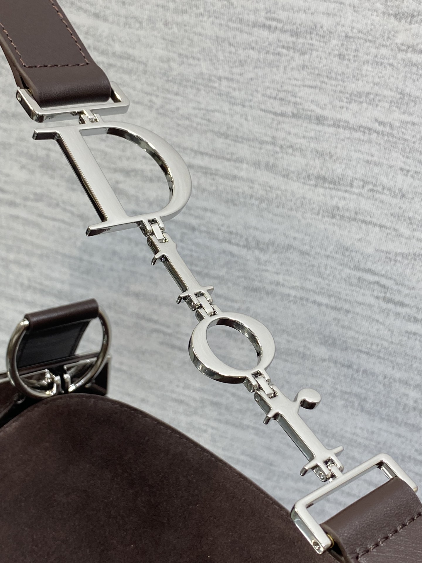 小号银扣现货‼️Dior2026春夏新款Chrustian这款Hobo包采用咖绒拼皮，触感柔软，春季氛围