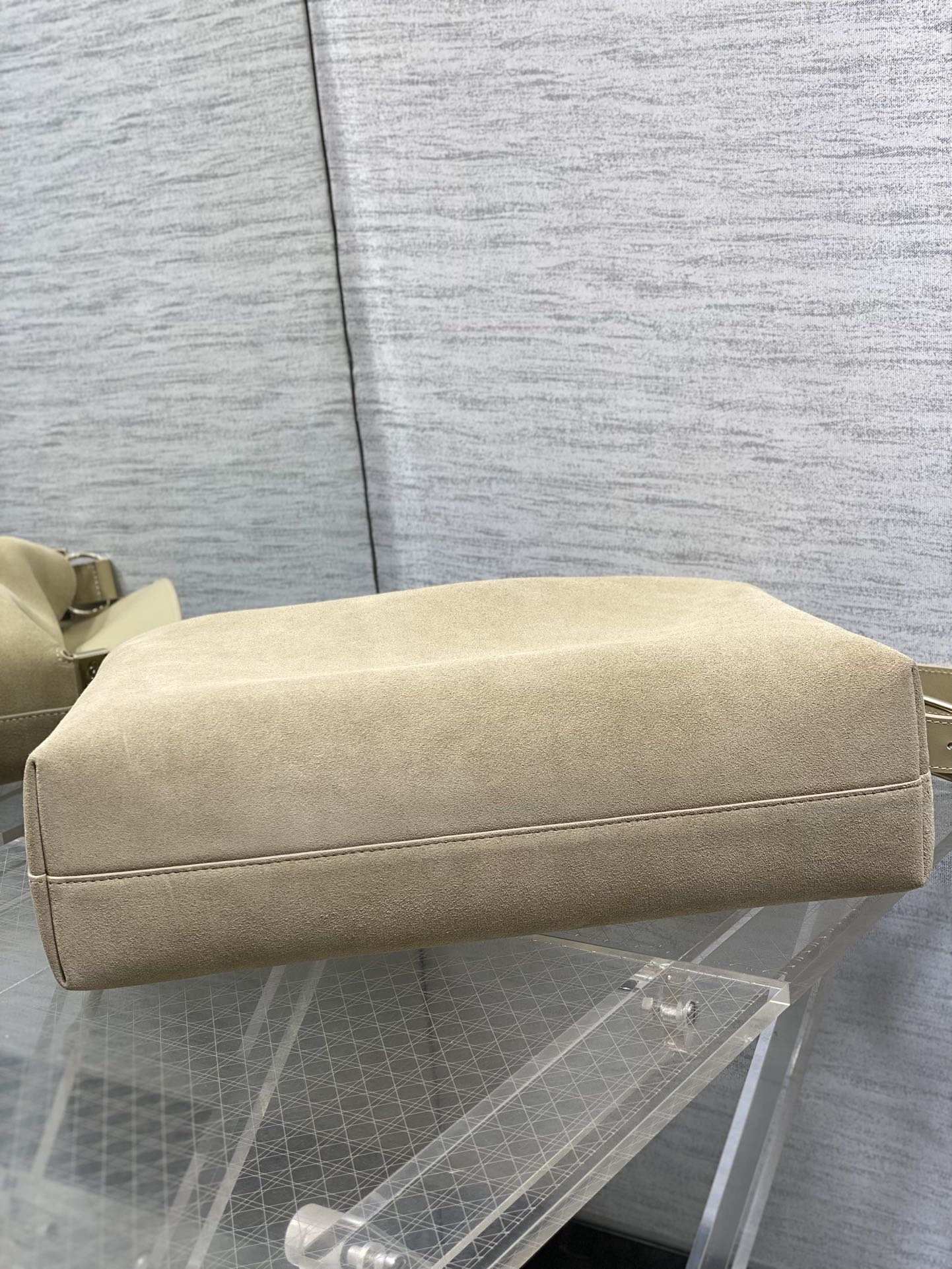 大号浅金现货‼️Dior2026春夏新款Chrustian这款Hobo包采用杏绒拼皮，触感柔软，春季氛围