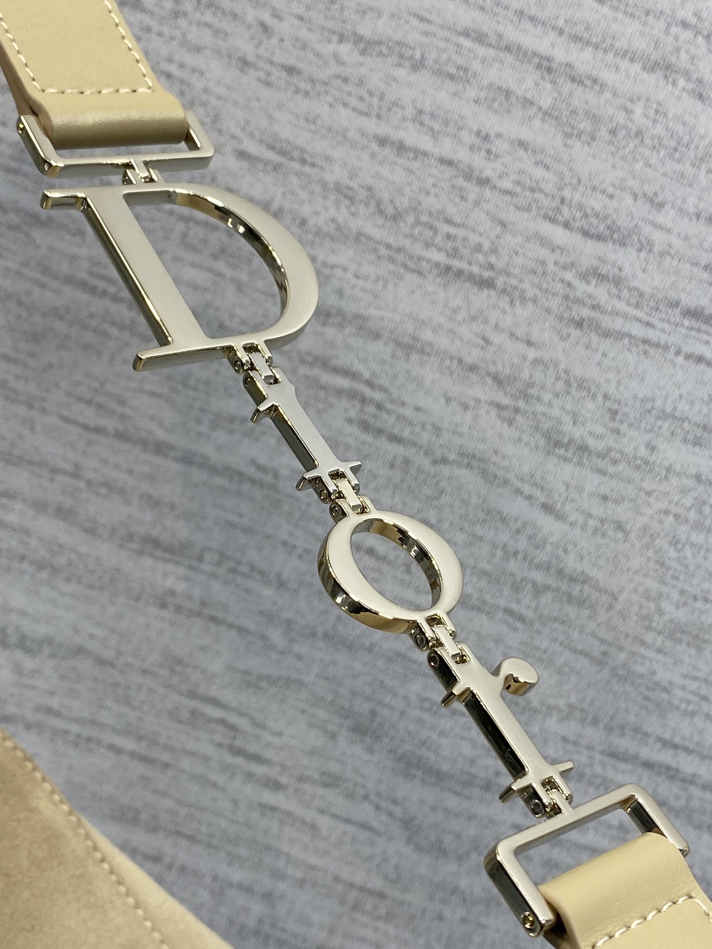 大号浅金现货‼️Dior2026春夏新款Chrustian这款Hobo包采用杏绒拼皮，触感柔软，春季氛围