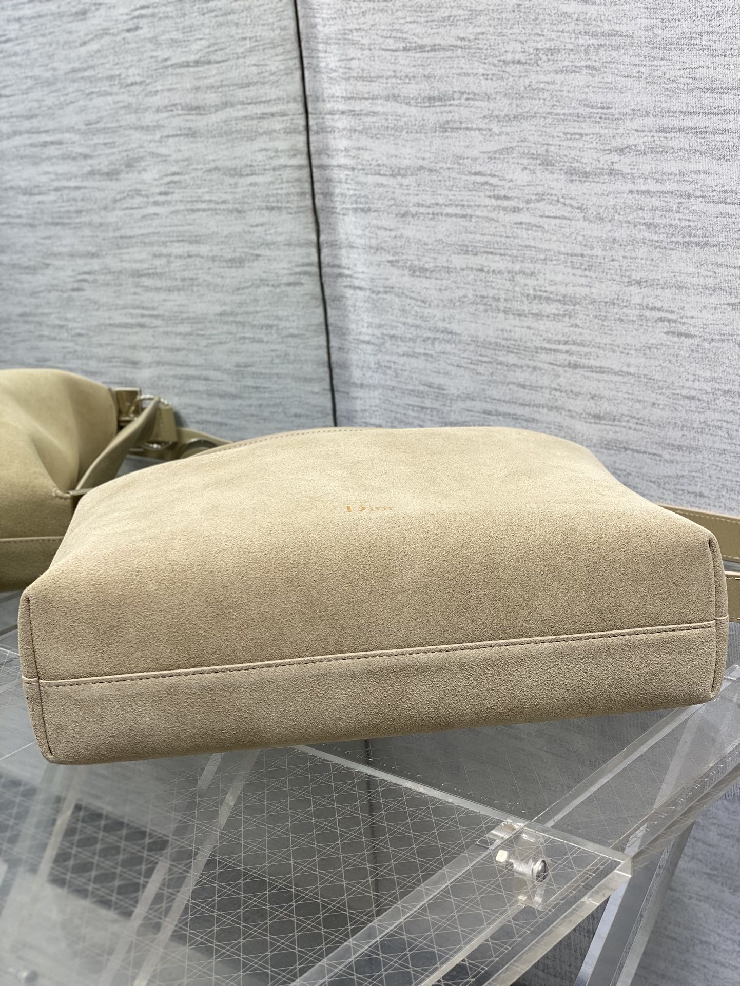 中号浅金现货‼️Dior2026春夏新款Chrustian这款Hobo包采用杏绒拼皮，触感柔软，春季氛围