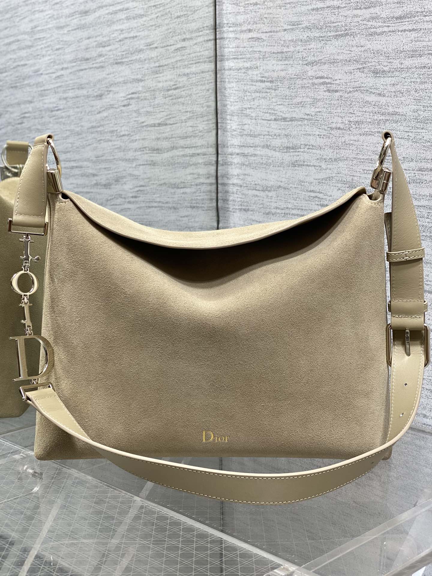 中号浅金现货‼️Dior2026春夏新款Chrustian这款Hobo包采用杏绒拼皮，触感柔软，春季氛围