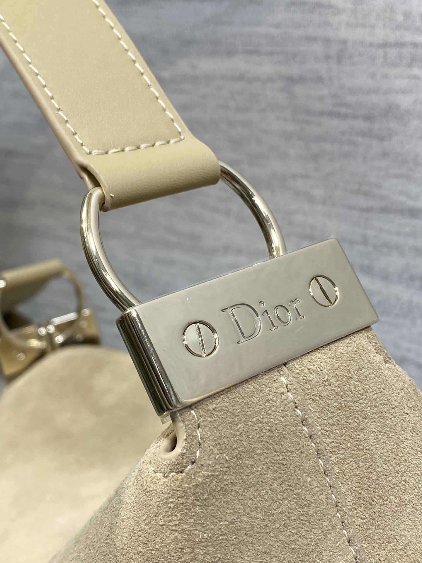 中号浅金现货‼️Dior2026春夏新款Chrustian这款Hobo包采用杏绒拼皮，触感柔软，春季氛围