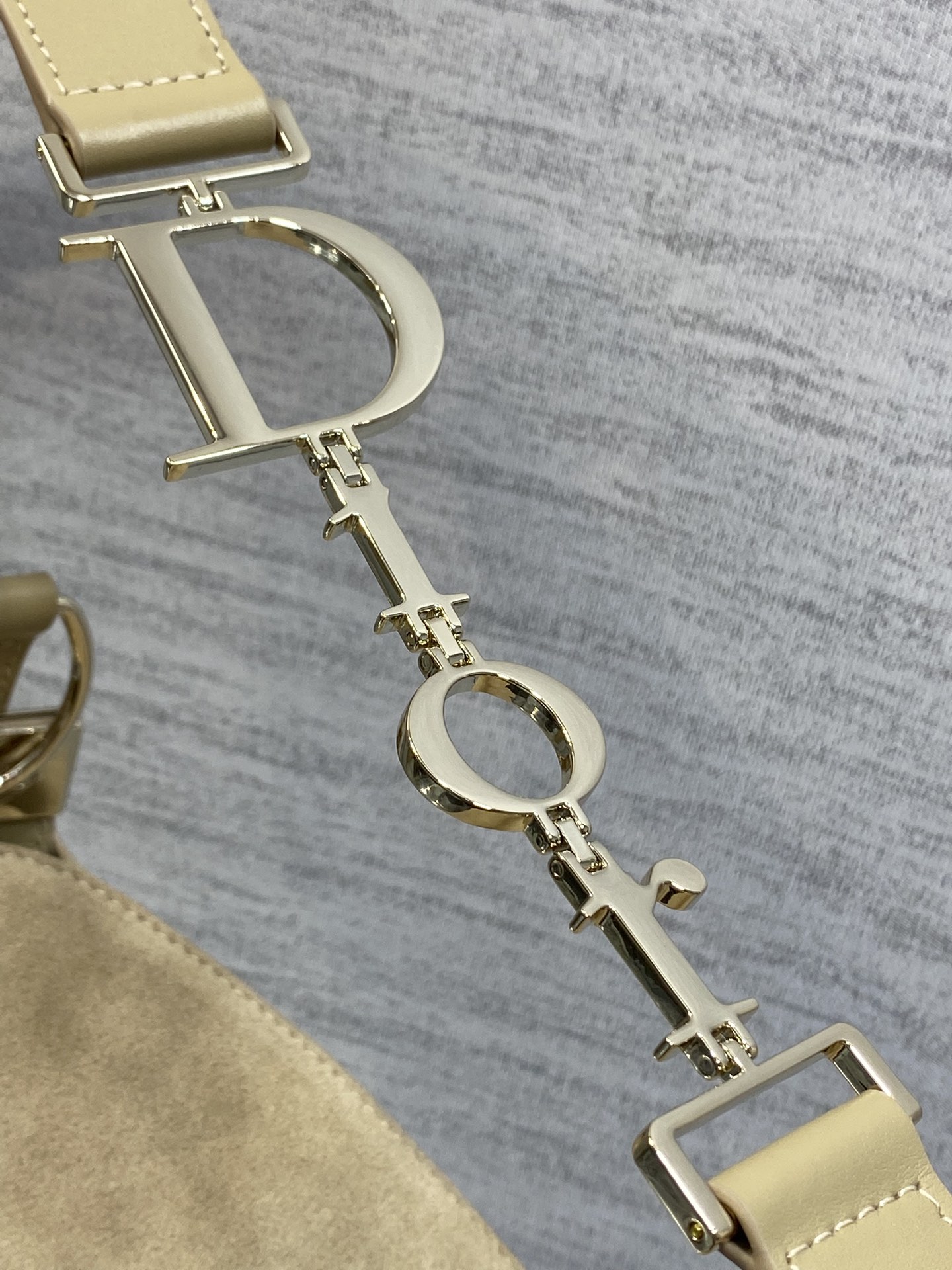 中号浅金现货‼️Dior2026春夏新款Chrustian这款Hobo包采用杏绒拼皮，触感柔软，春季氛围