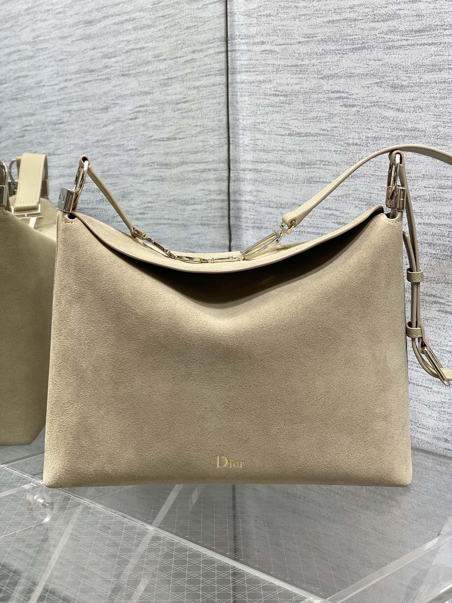 中号浅金现货‼️Dior2026春夏新款Chrustian这款Hobo包采用杏绒拼皮，触感柔软，春季氛围