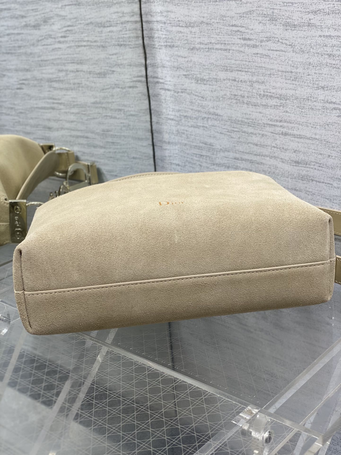 小号浅金现货‼️Dior2026春夏新款Chrustian这款Hobo包采用杏绒拼皮，触感柔软，春季氛围