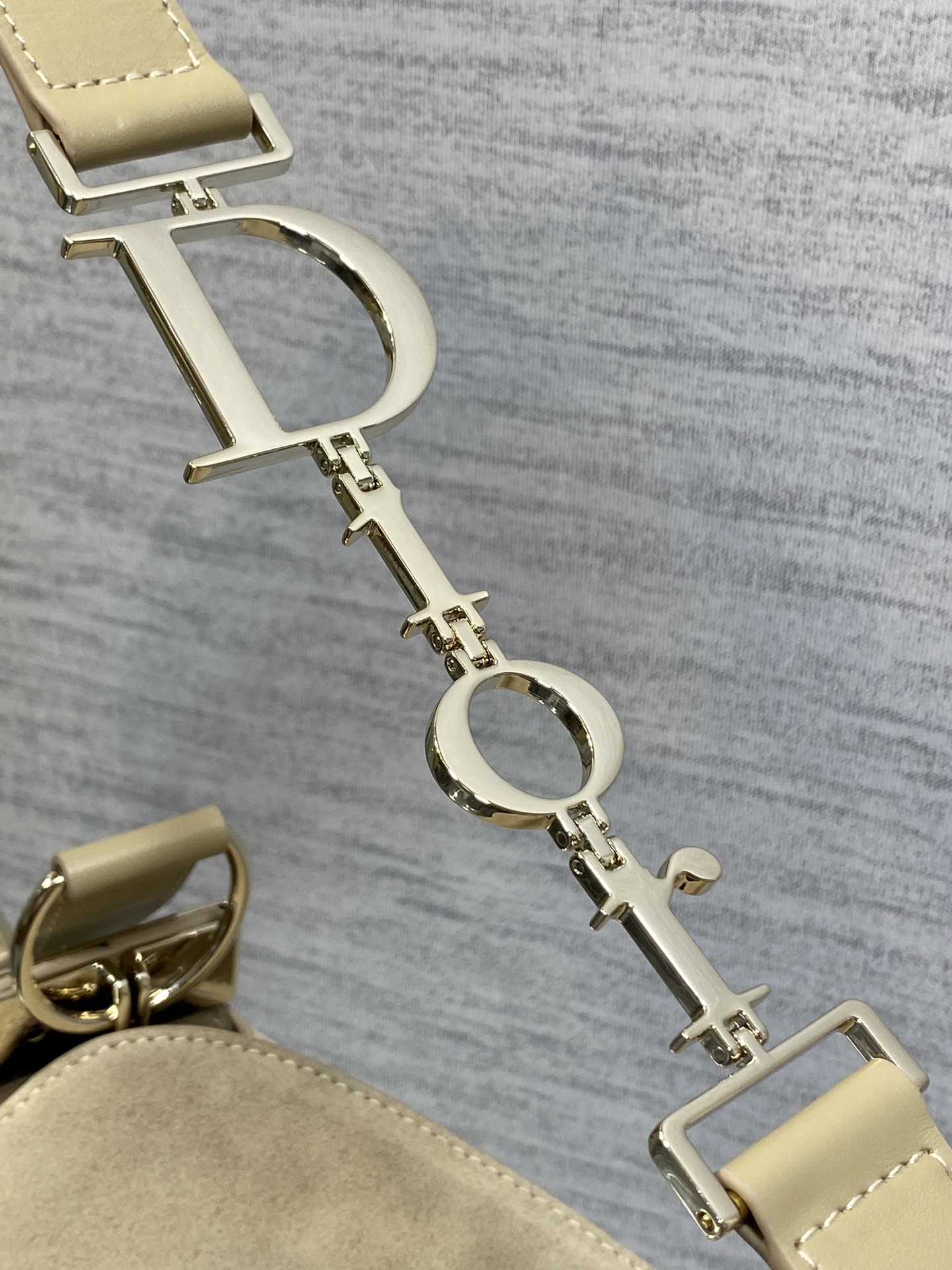 小号浅金现货‼️Dior2026春夏新款Chrustian这款Hobo包采用杏绒拼皮，触感柔软，春季氛围