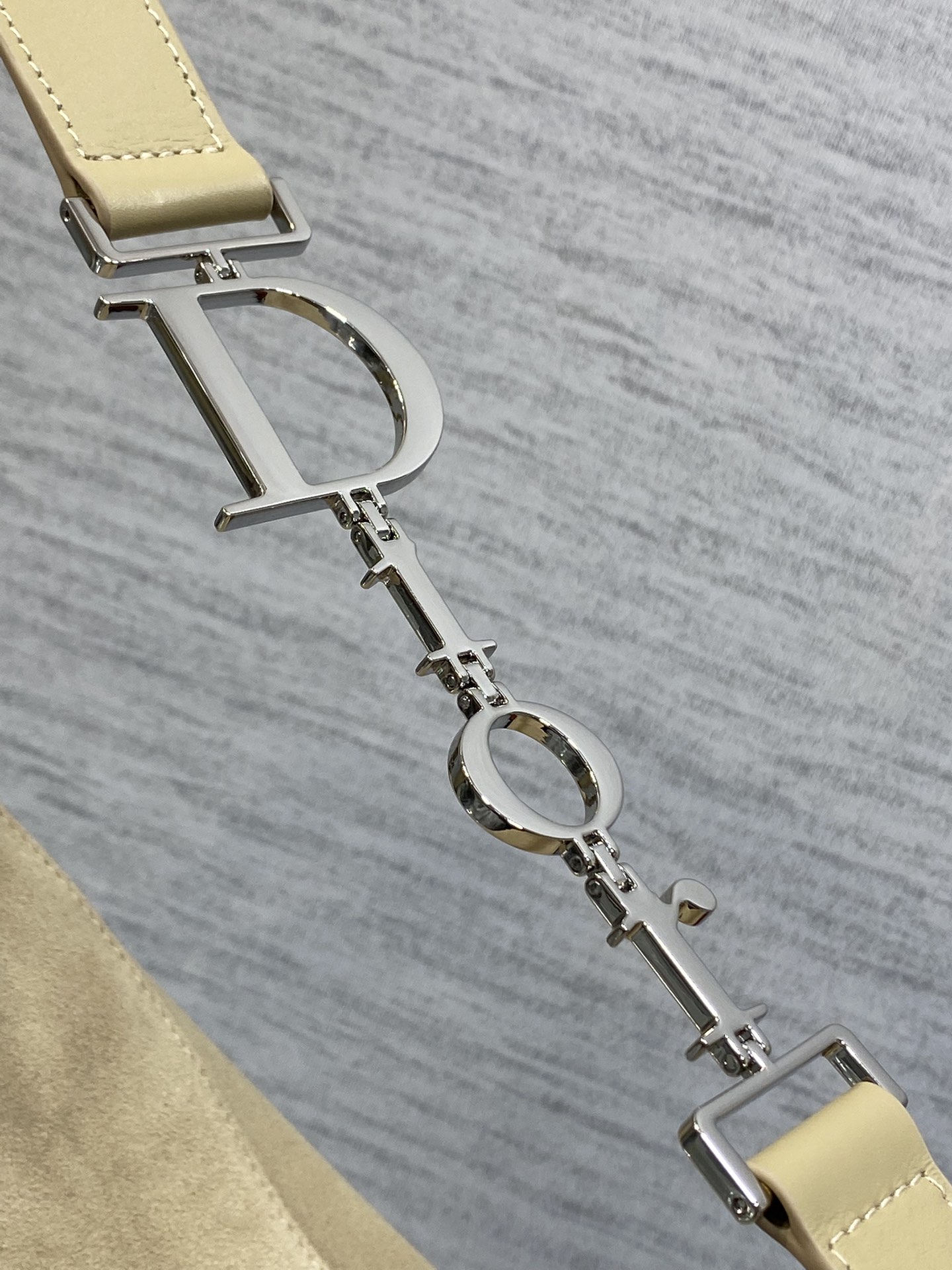 大号银扣现货‼️Dior2026春夏新款Chrustian这款Hobo包采用杏绒拼皮，触感柔软，春季氛围