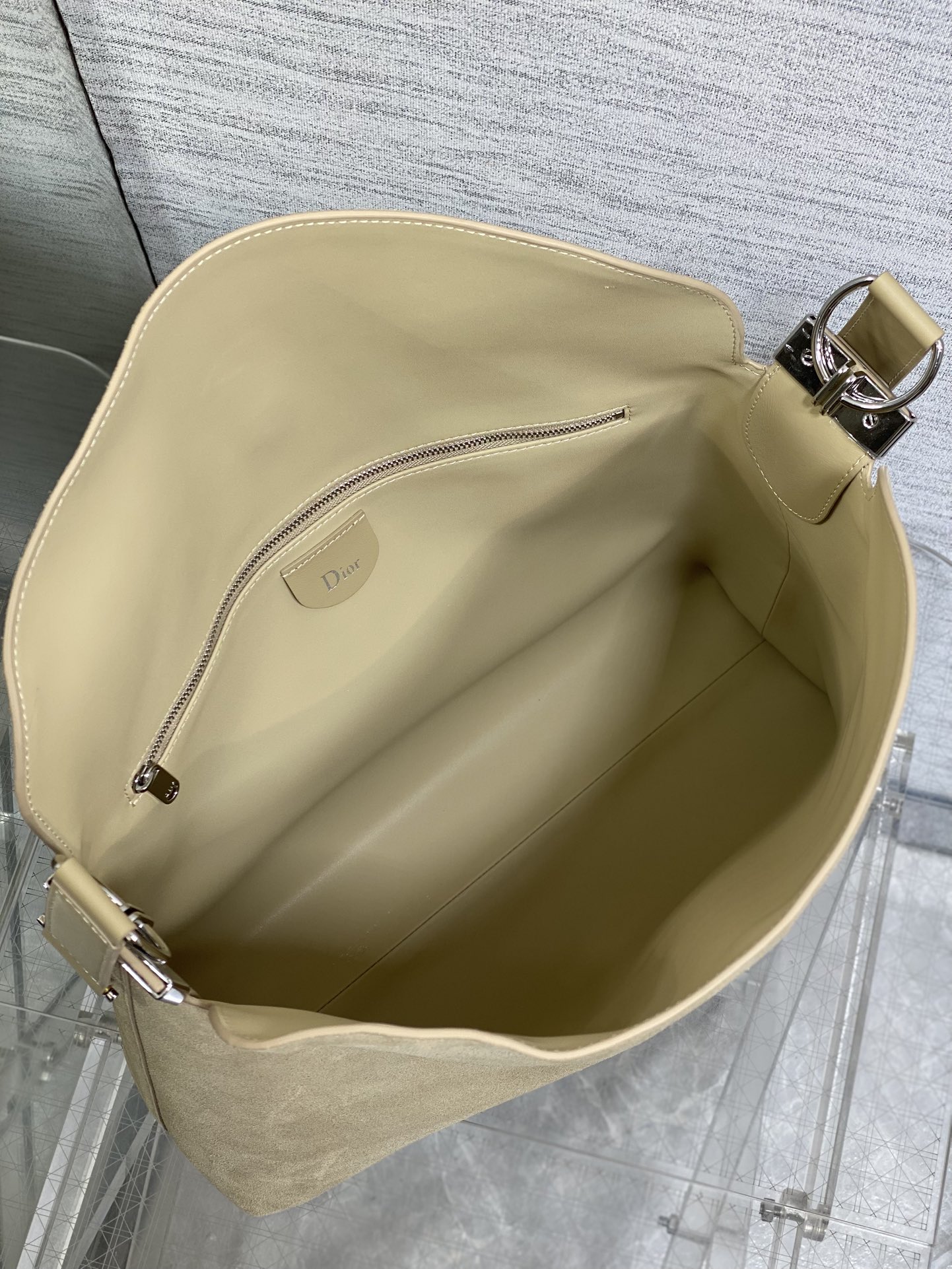 大号银扣现货‼️Dior2026春夏新款Chrustian这款Hobo包采用杏绒拼皮，触感柔软，春季氛围
