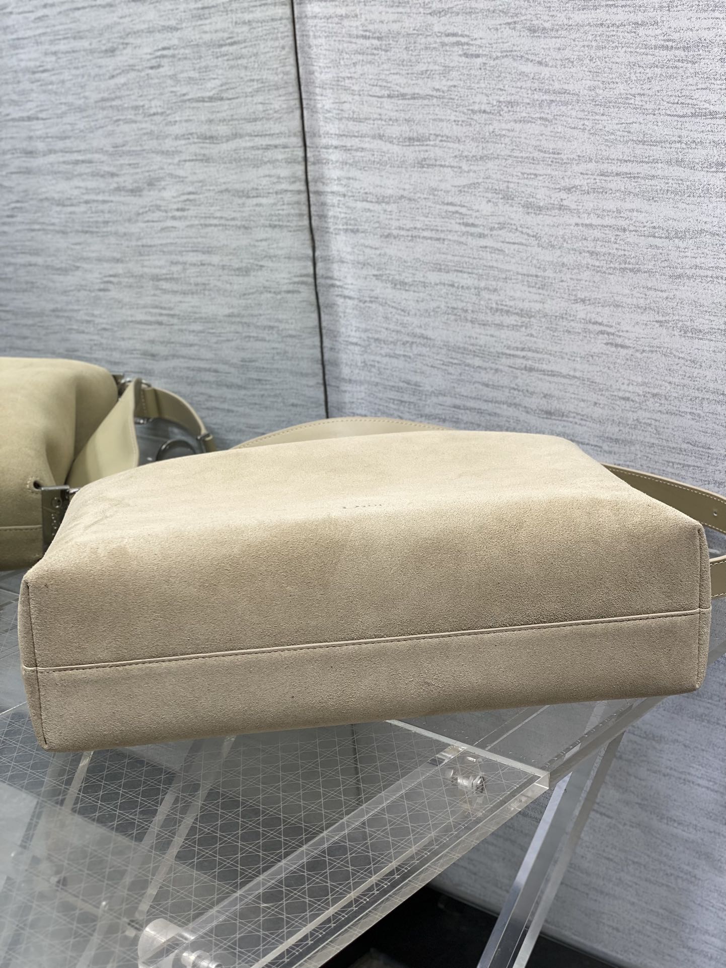 大号银扣现货‼️Dior2026春夏新款Chrustian这款Hobo包采用杏绒拼皮，触感柔软，春季氛围