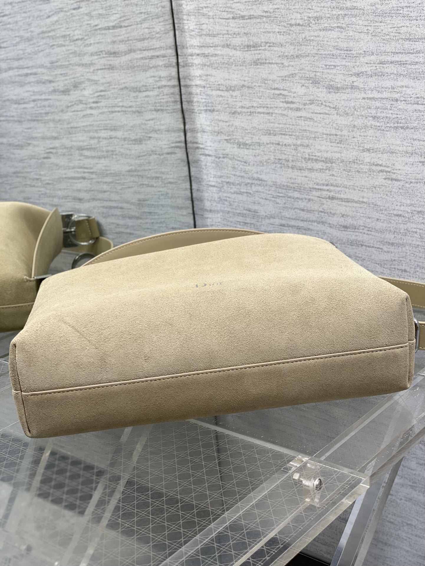 中号银扣现货‼️Dior2026春夏新款Chrustian这款Hobo包采用杏绒拼皮，触感柔软，春季氛围