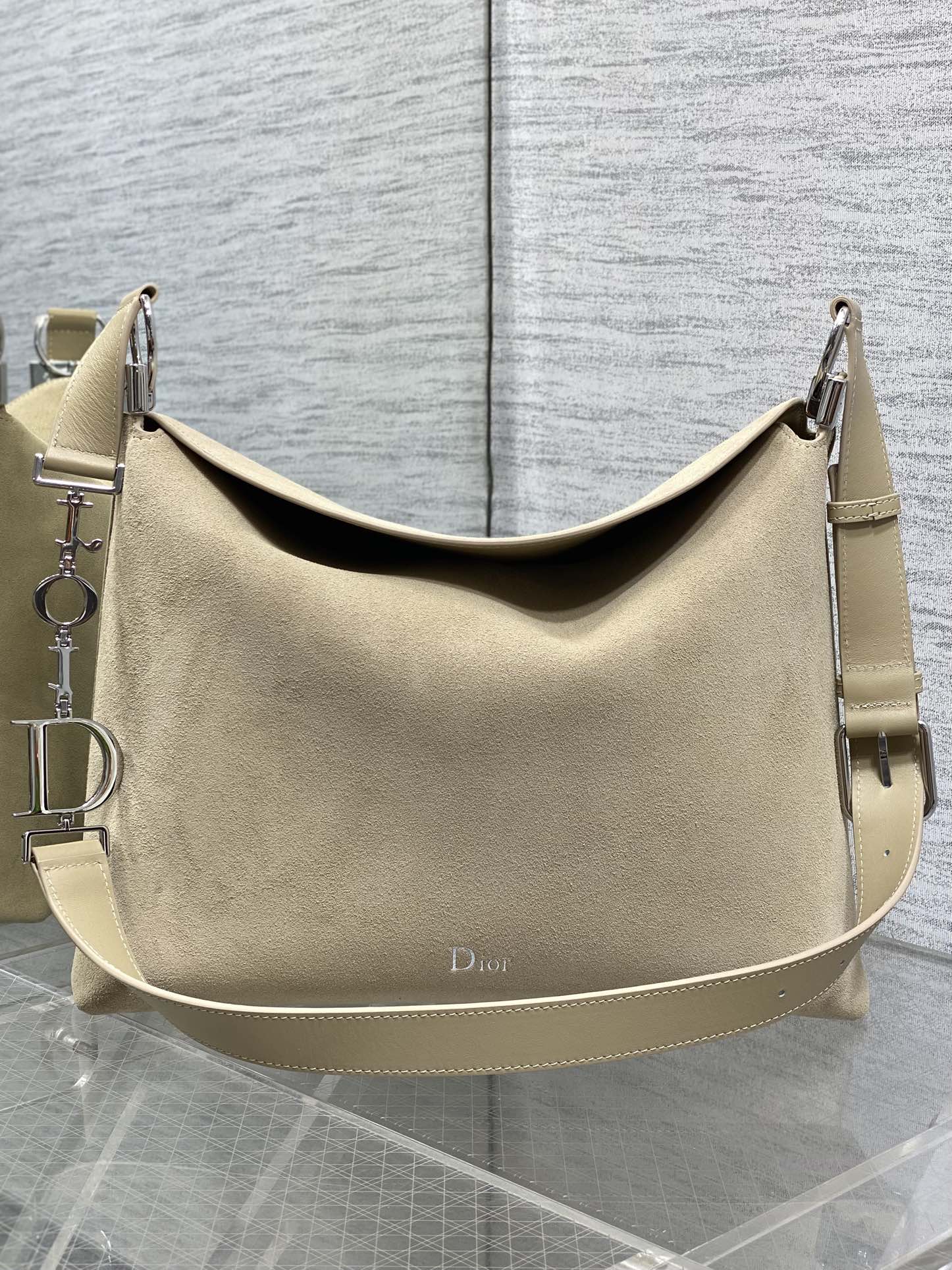 中号银扣现货‼️Dior2026春夏新款Chrustian这款Hobo包采用杏绒拼皮，触感柔软，春季氛围
