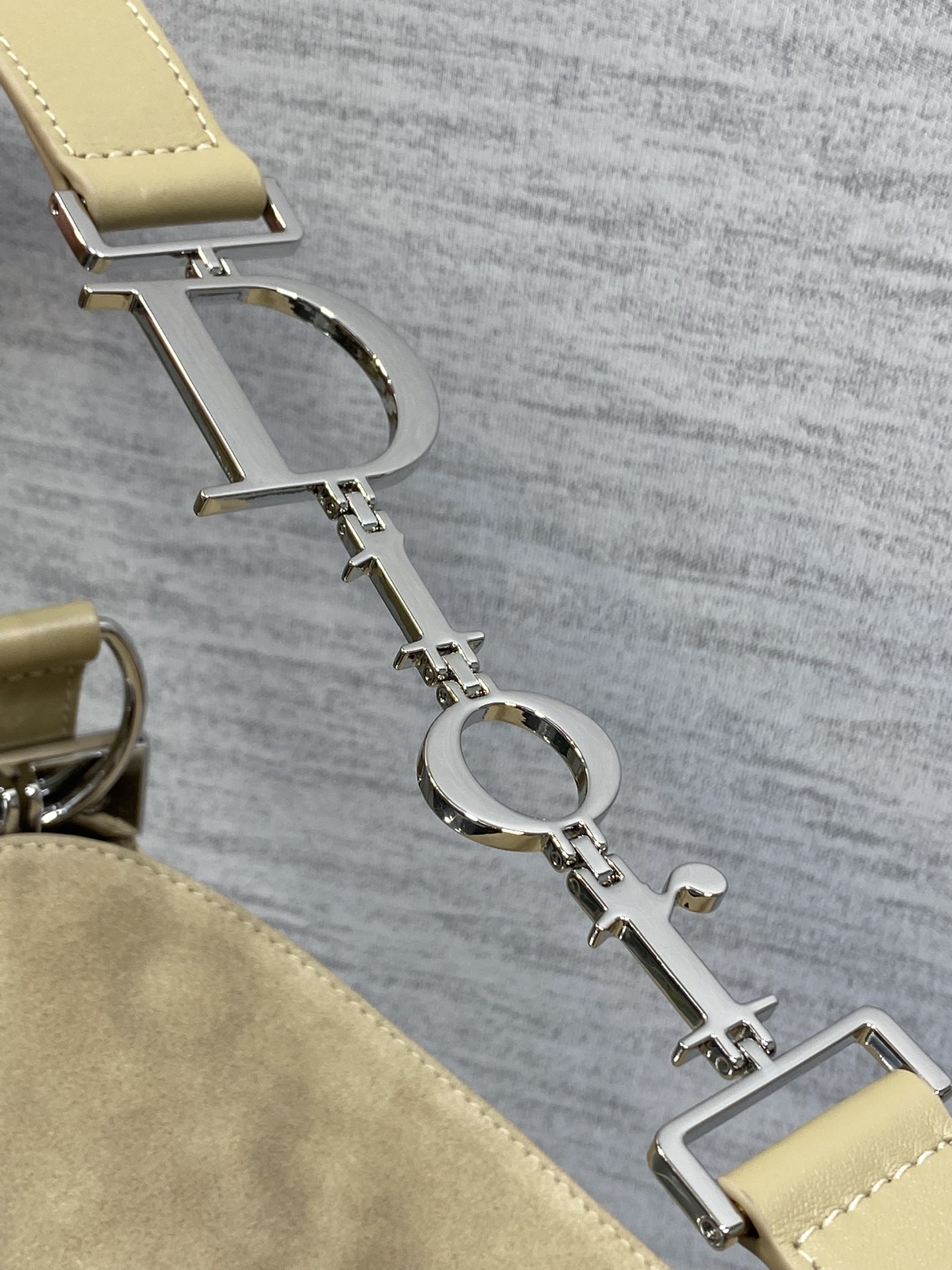 中号银扣现货‼️Dior2026春夏新款Chrustian这款Hobo包采用杏绒拼皮，触感柔软，春季氛围