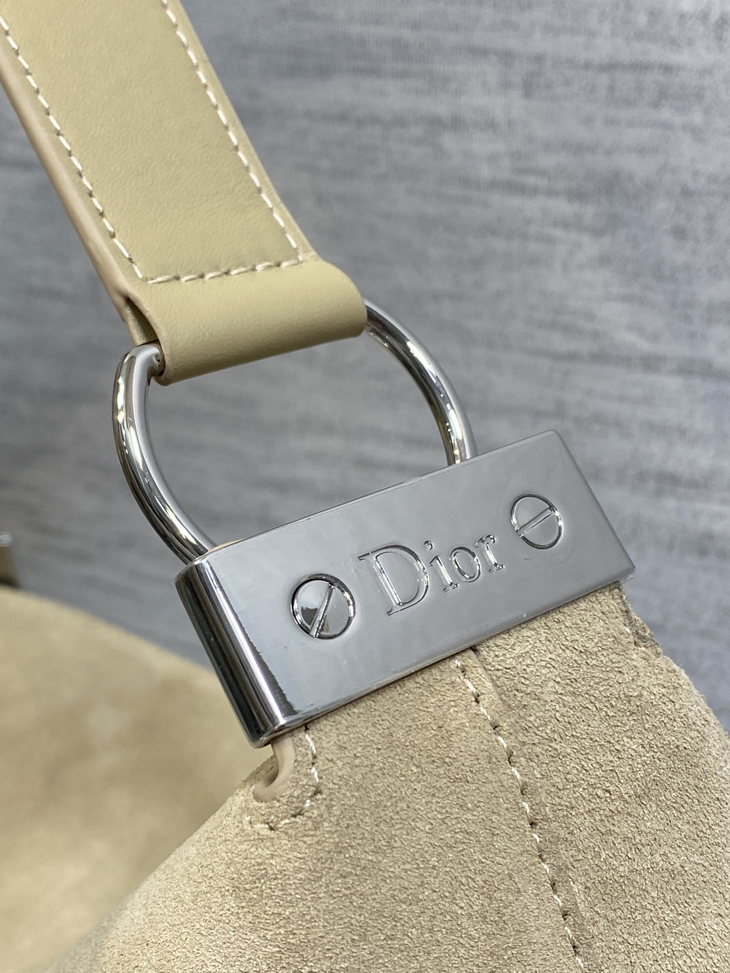 中号银扣现货‼️Dior2026春夏新款Chrustian这款Hobo包采用杏绒拼皮，触感柔软，春季氛围