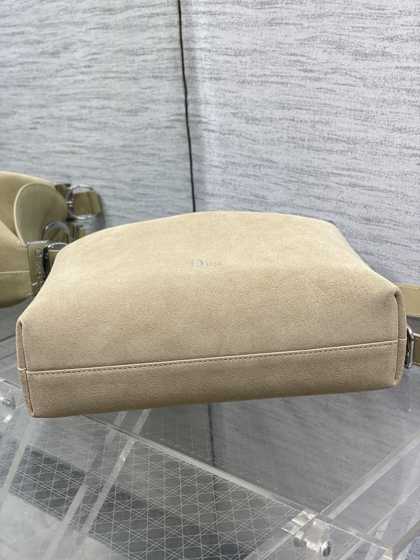 小号银扣现货‼️Dior2026春夏新款Chrustian这款Hobo包采用杏绒拼皮，触感柔软，春季氛围