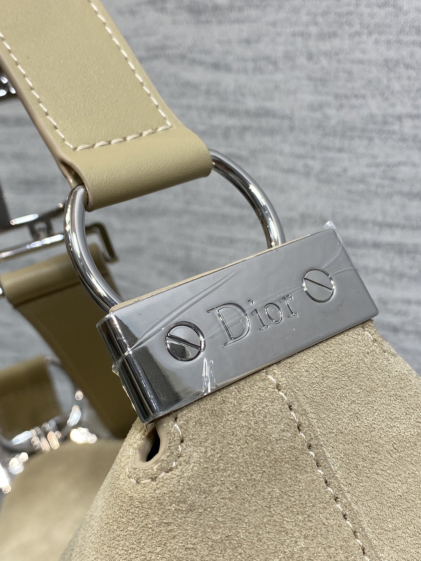 小号银扣现货‼️Dior2026春夏新款Chrustian这款Hobo包采用杏绒拼皮，触感柔软，春季氛围