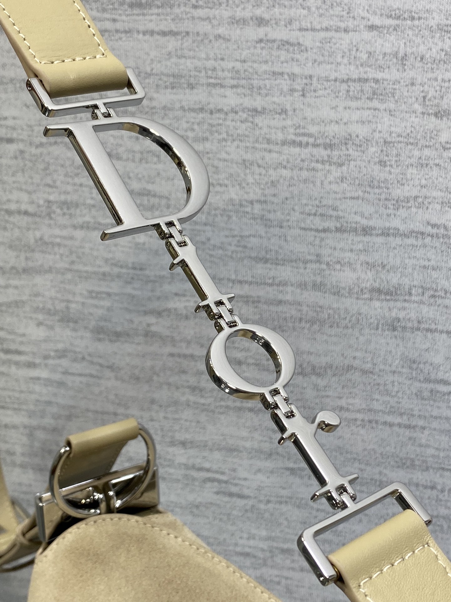 小号银扣现货‼️Dior2026春夏新款Chrustian这款Hobo包采用杏绒拼皮，触感柔软，春季氛围