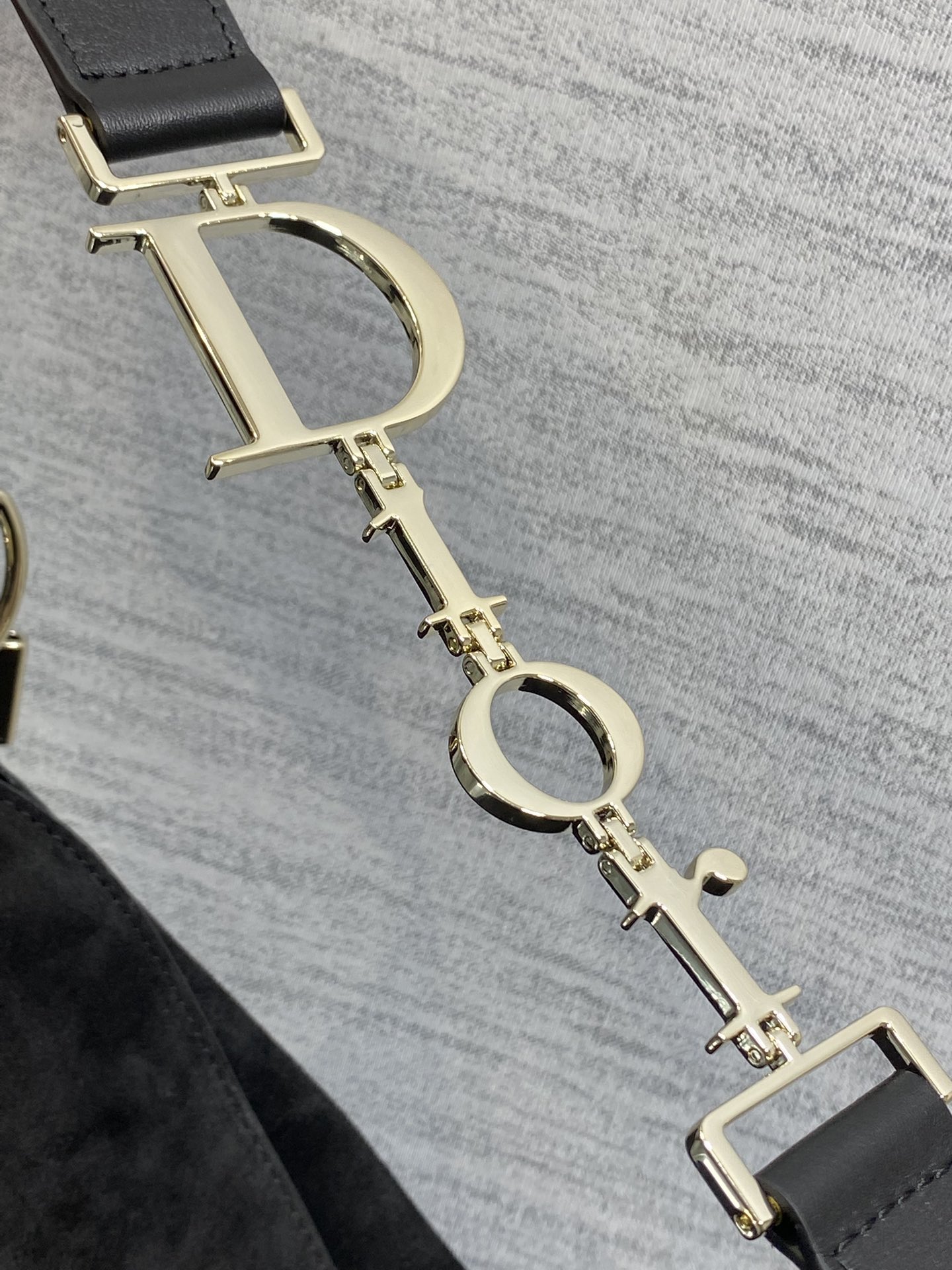 大号浅金现货‼️Dior2026春夏新款Chrustian这款Hobo包采用黑绒拼皮，触感柔软，春季氛围