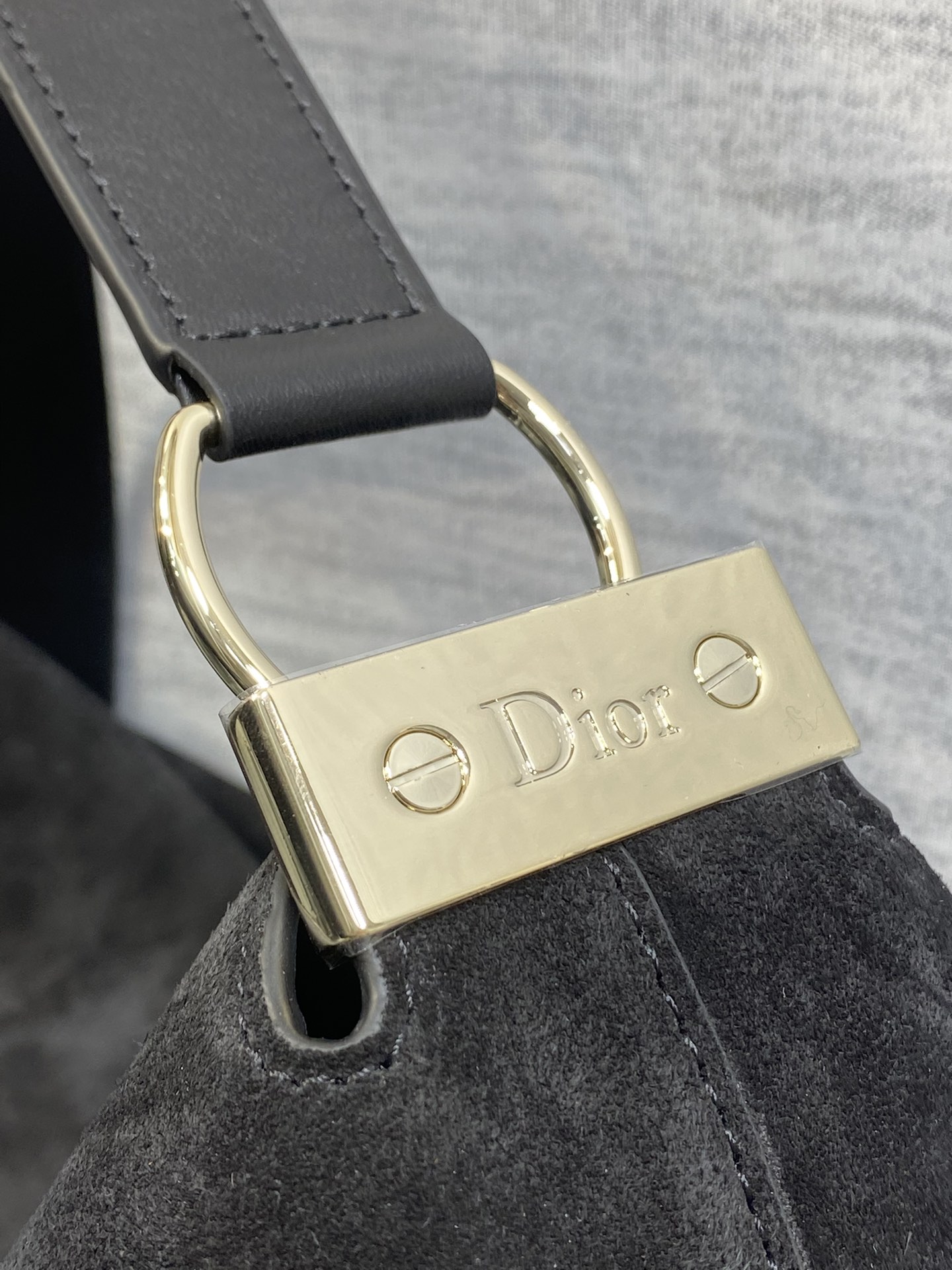 大号浅金现货‼️Dior2026春夏新款Chrustian这款Hobo包采用黑绒拼皮，触感柔软，春季氛围