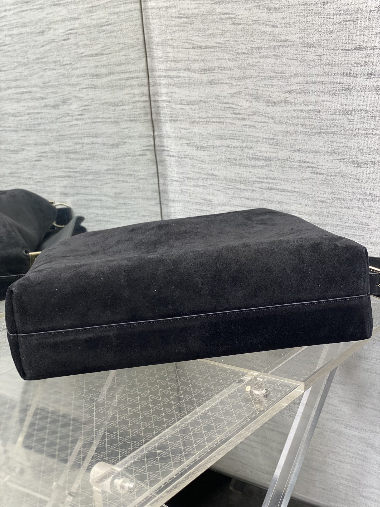 大号浅金现货‼️Dior2026春夏新款Chrustian这款Hobo包采用黑绒拼皮，触感柔软，春季氛围