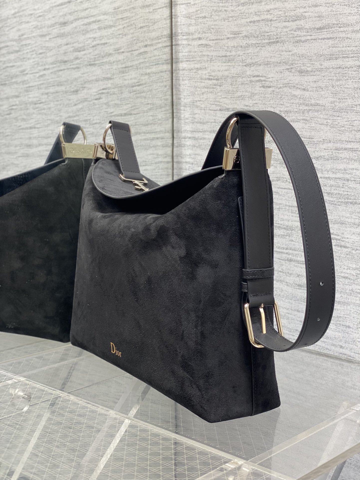 中号银扣现货‼️Dior2026春夏新款Chrustian这款Hobo包采用黑绒拼皮，触感柔软，春季氛围