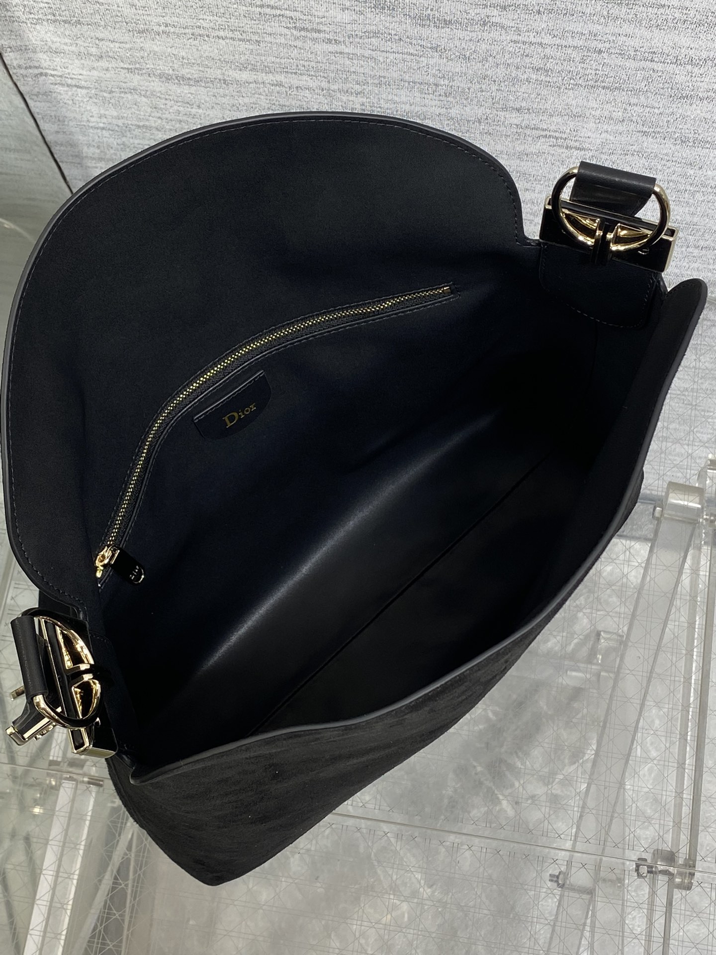 中号银扣现货‼️Dior2026春夏新款Chrustian这款Hobo包采用黑绒拼皮，触感柔软，春季氛围