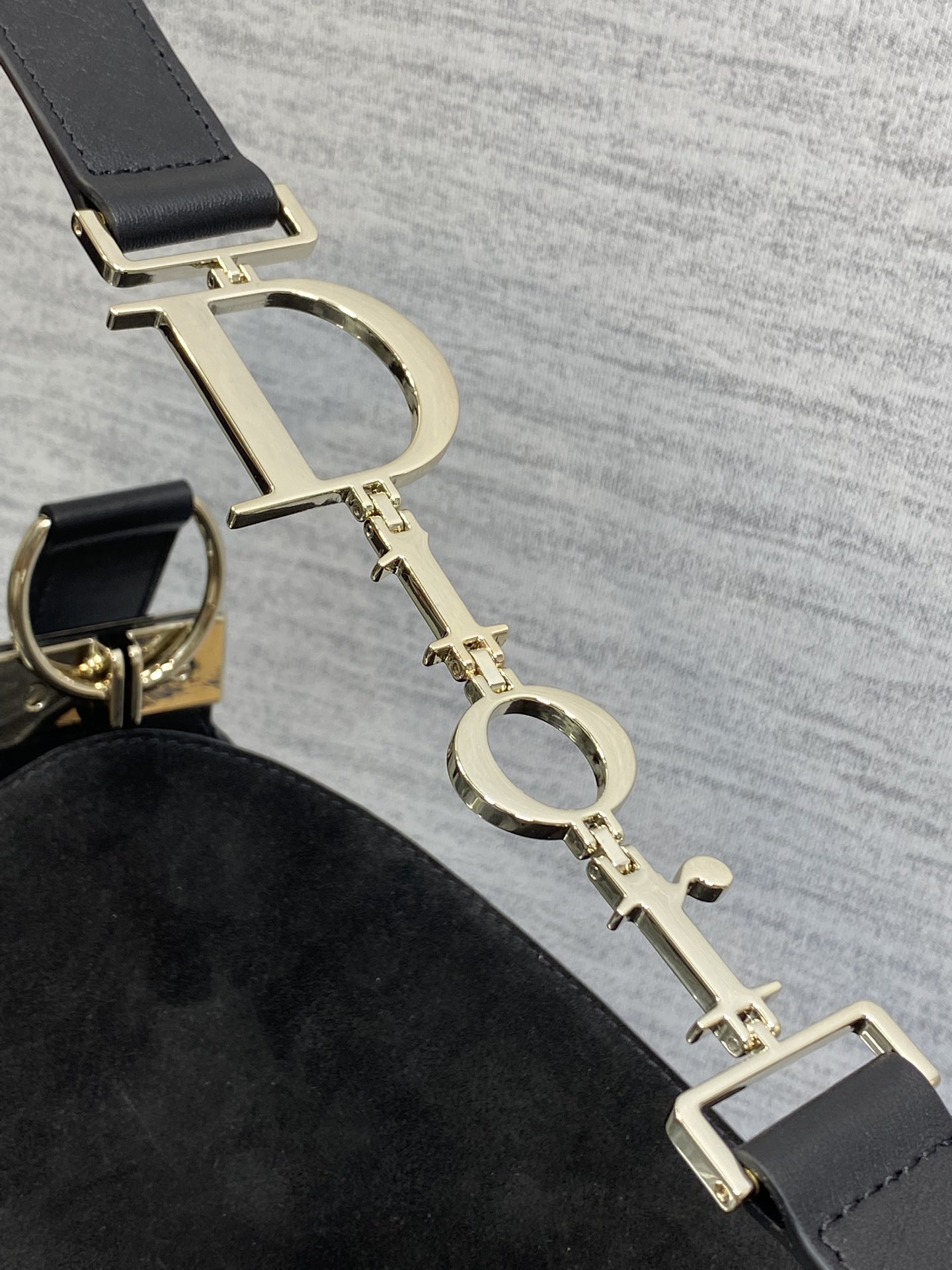 中号银扣现货‼️Dior2026春夏新款Chrustian这款Hobo包采用黑绒拼皮，触感柔软，春季氛围