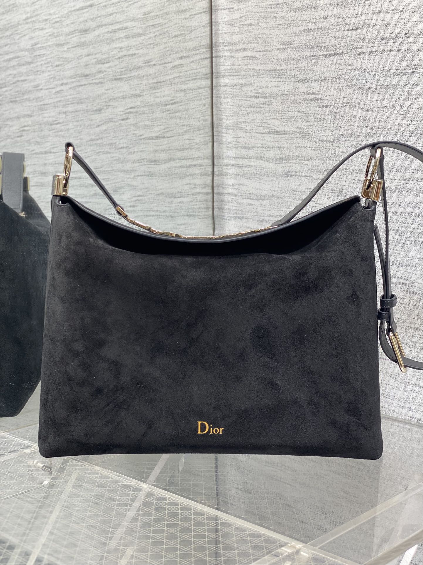 中号银扣现货‼️Dior2026春夏新款Chrustian这款Hobo包采用黑绒拼皮，触感柔软，春季氛围